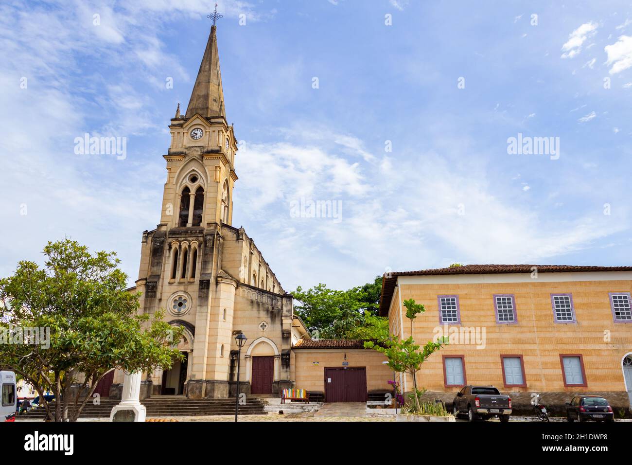 Détail de l'église notre-Dame du Rosaire avec ciel bleu et quelques nuages en arrière-plan. Banque D'Images