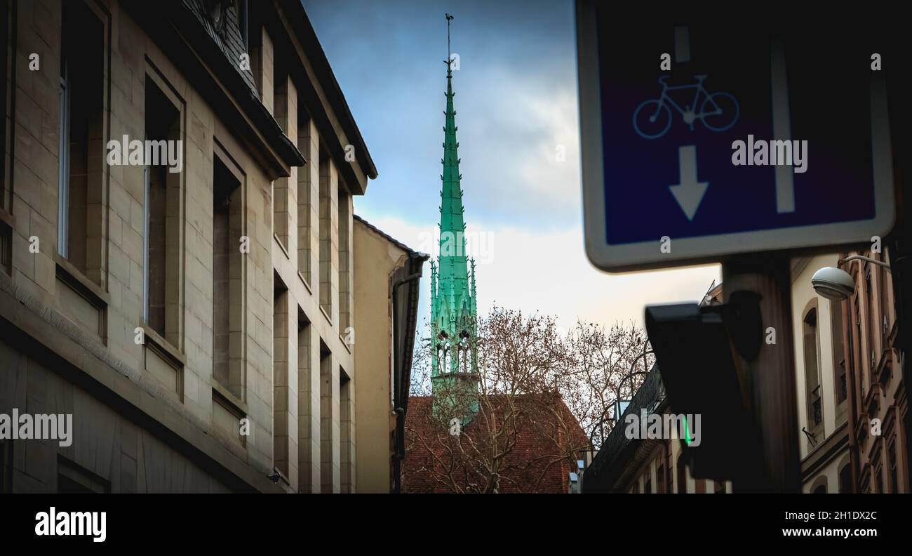 Strasbourg, France - 28 décembre 2017 - détails architecturaux de l'Église protestante de St Pierre le jeune à Strasbourg par une journée d'hiver Banque D'Images
