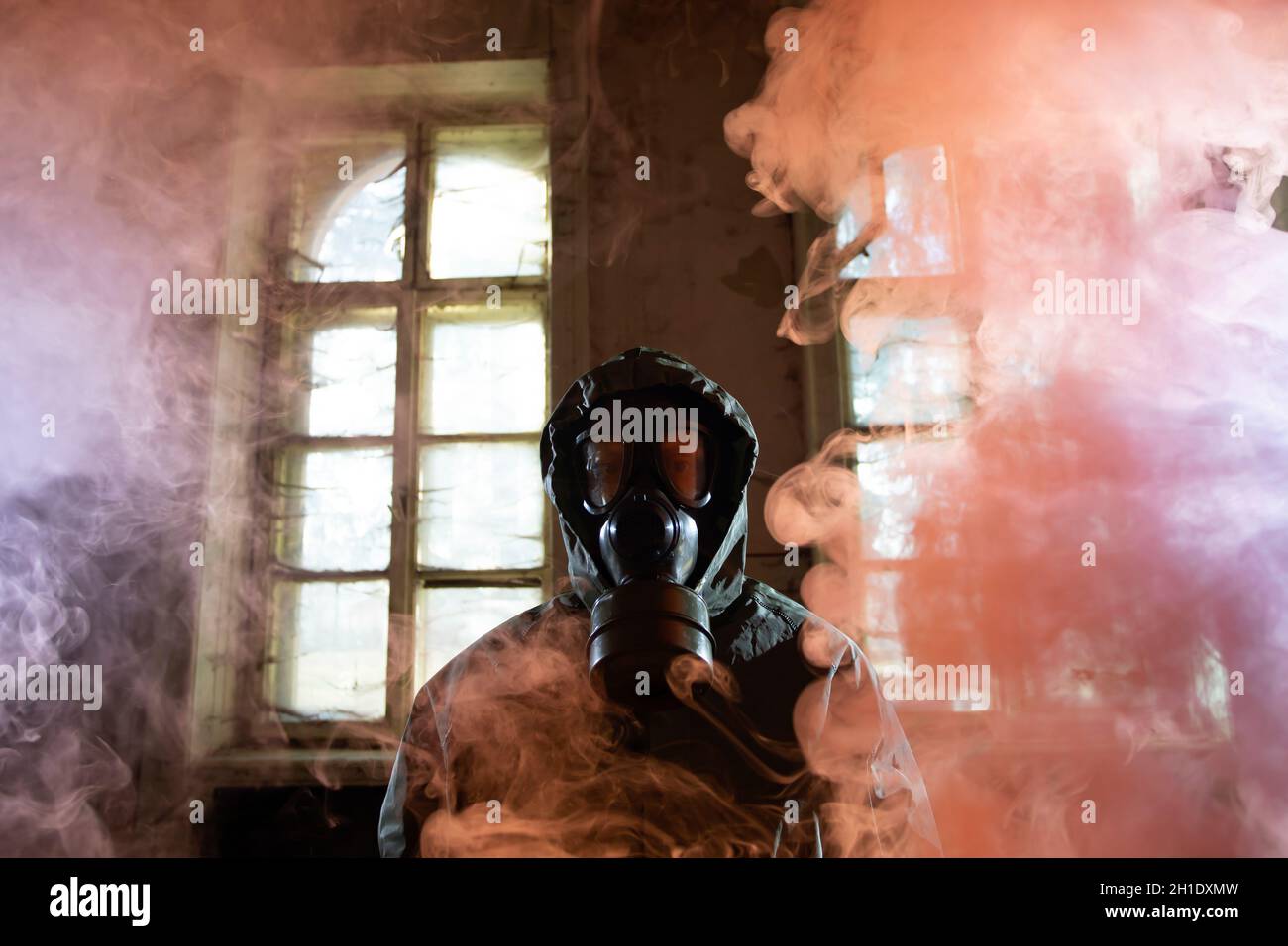 Survivant apocalyptique dans le masque à gaz dans la fumée. Catastrophe environnementale, concept armageddon. Banque D'Images
