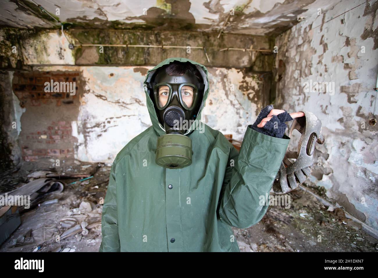 Survivant apocalyptique dans le masque à gaz dans un bâtiment détruit. Catastrophe environnementale, concept armageddon. Banque D'Images