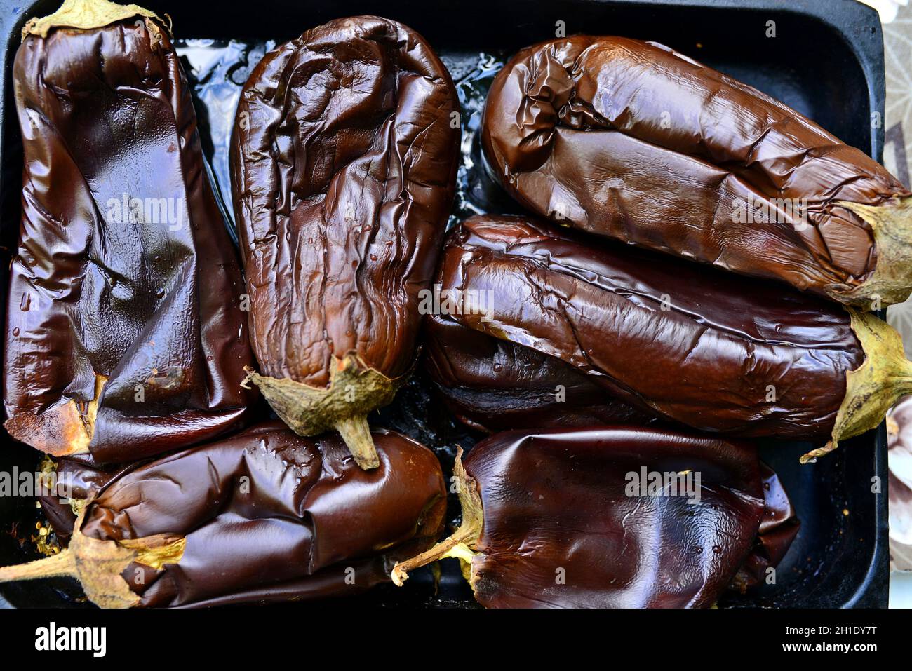 Délicieux aubergines cuites dans une casserole Banque D'Images