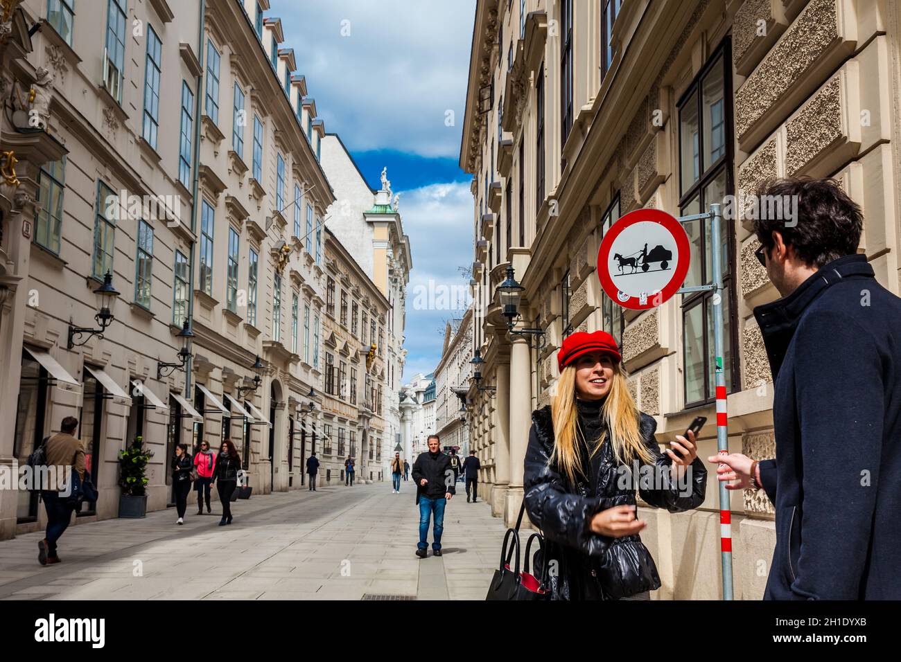 Vienne, AUTRICHE - Avril 2018 : les touristes prenant pictues à une belle rue à Vienne La ville intérieure pour chevaux véhicules susceptibles d'être en route sig Banque D'Images