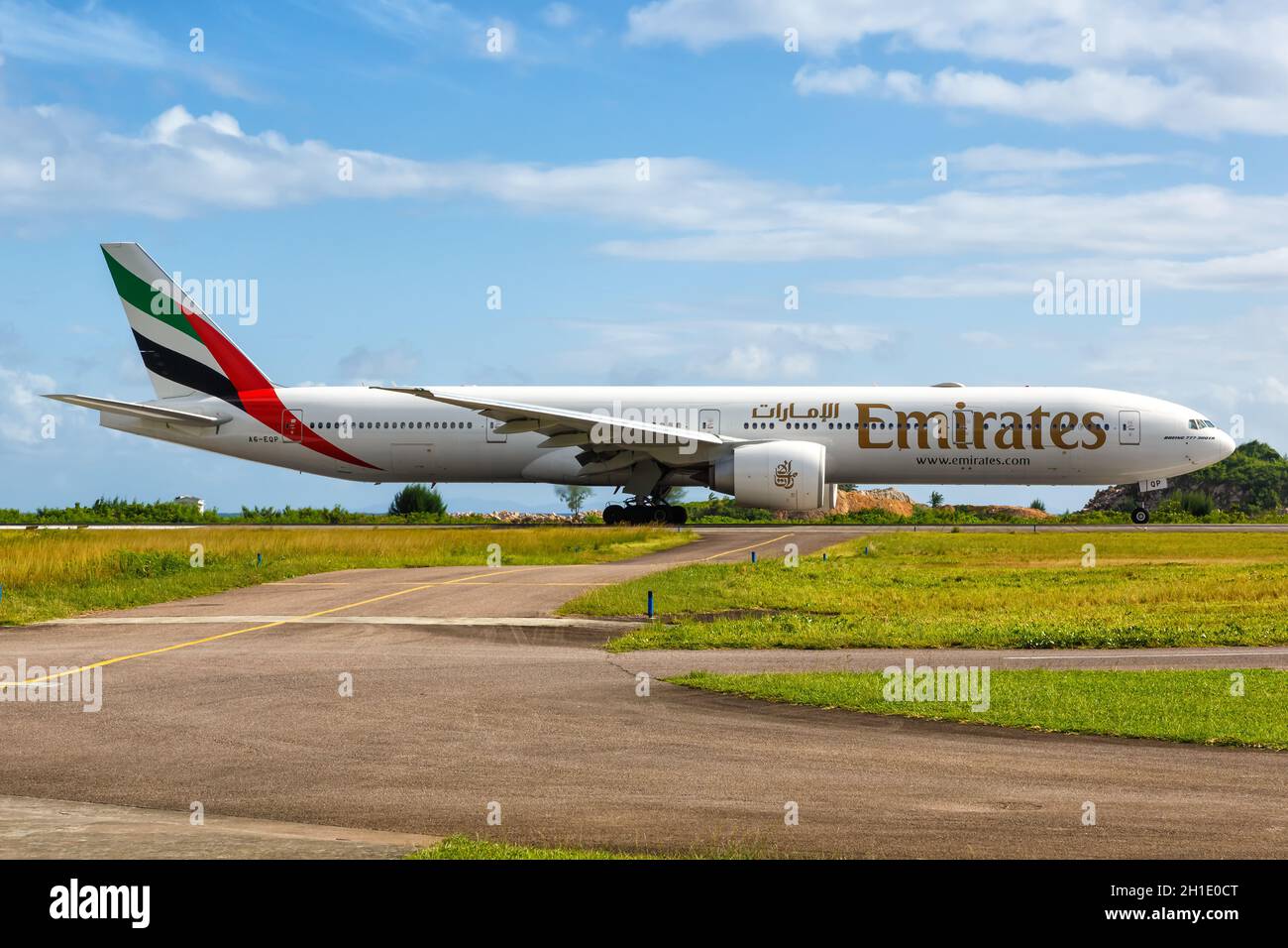 Mahe, Seychelles – 8 février 2020: Emirates Boeing 777-300 ER avion à l'aéroport de Mahe (SEZ) aux Seychelles. Boeing est un fabricant américain d'avions Banque D'Images