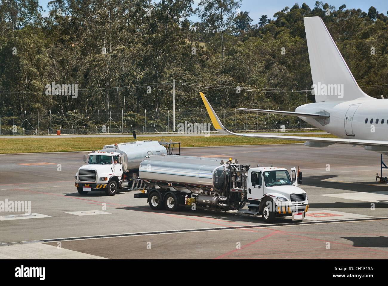 Camion-citerne à l'aéroport pour faire le plein d'un avion à réaction, ravitaillement en avion Banque D'Images