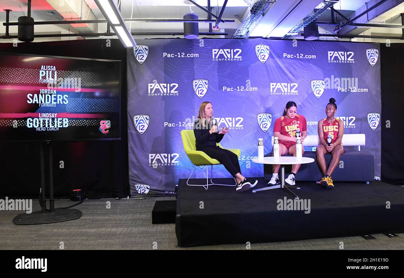 Lindsey Gottlieb, entraîneure en chef de l'USC, s'adresse aux médias avec AlissaPili (au milieu) et Jordan Sanders (à droite) pendant la journée des médias de basket-ball des femmes Pac-12, Tu Banque D'Images