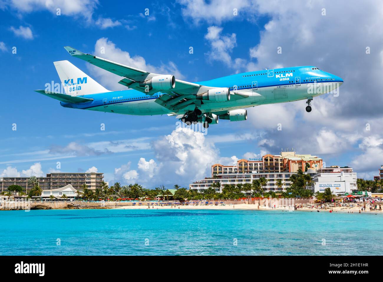 Sint Maarten, Antilles néerlandaises – 18 septembre 2016 : avion Boeing 747-400 de KLM Asia Royal Dutch Airlines à l'aéroport Sint Maarten (SXM) dans le Net Banque D'Images