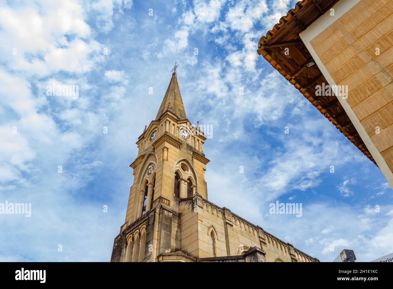 Détail de l'église notre-Dame du Rosaire avec ciel bleu et quelques nuages en arrière-plan. Banque D'Images