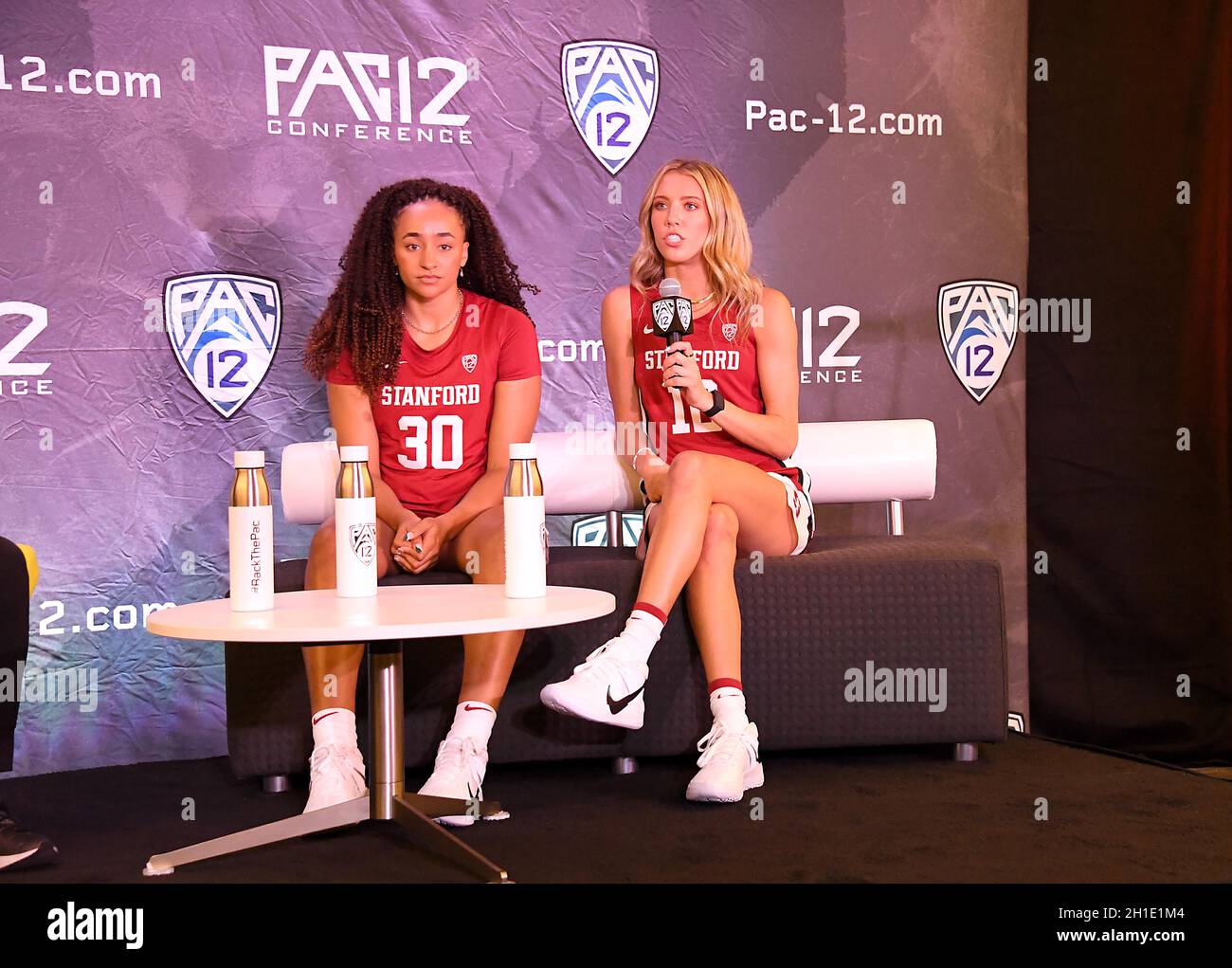 Les Cardinals de Stanford Haley Jones (à gauche) et Lexie Hull (à droite) s'entretient avec les médias lors de la journée des médias de basket-ball des femmes PAC-12, le mardi 12 octobre 2021, Banque D'Images
