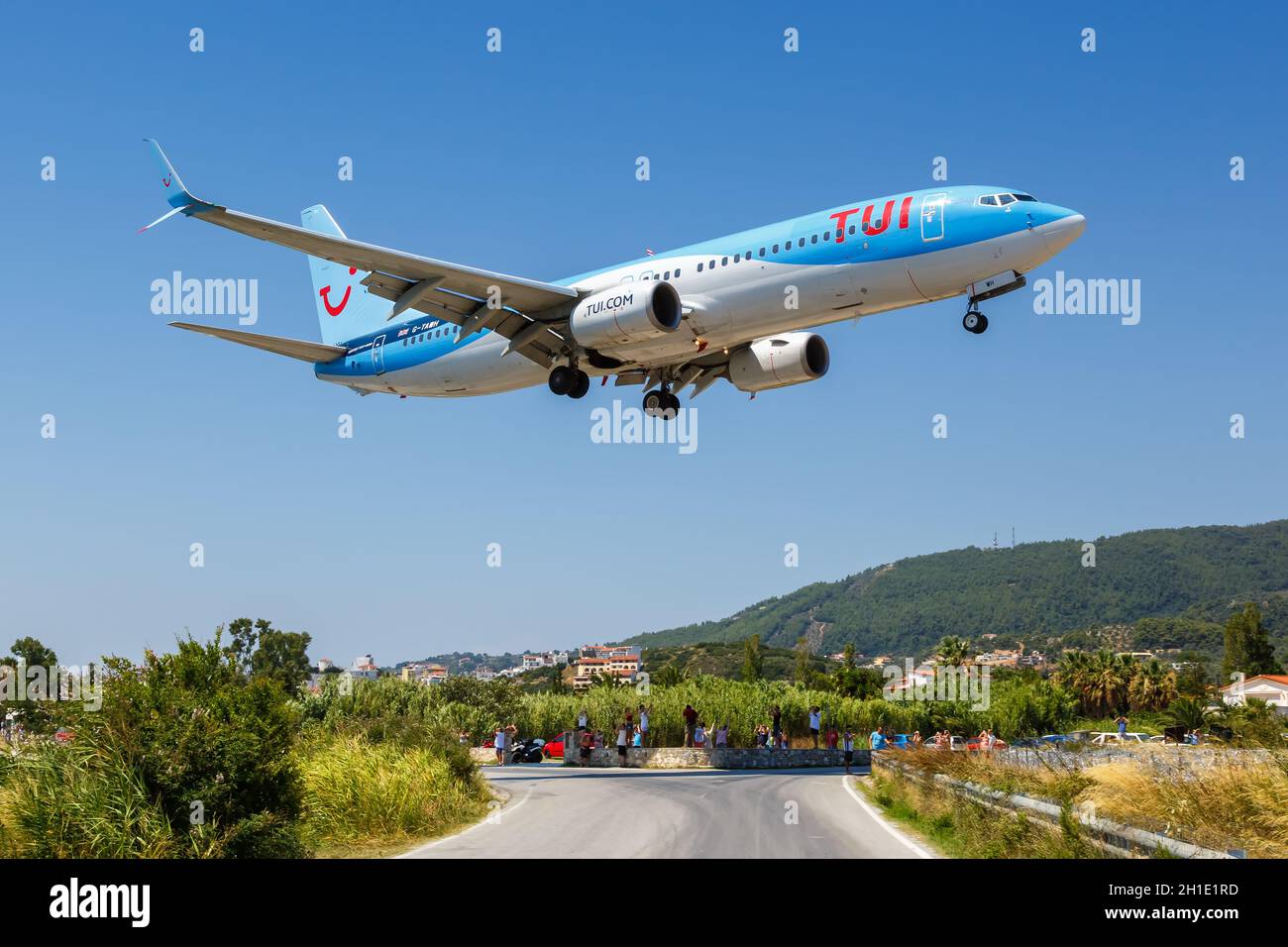 Skiathos, Grèce – 29 juillet 2019 : avion TUI Boeing 737-800 à l'aéroport de Skiathos (JSI) en Grèce. Boeing est une condition sine qua non du constructeur américain d'avions Banque D'Images