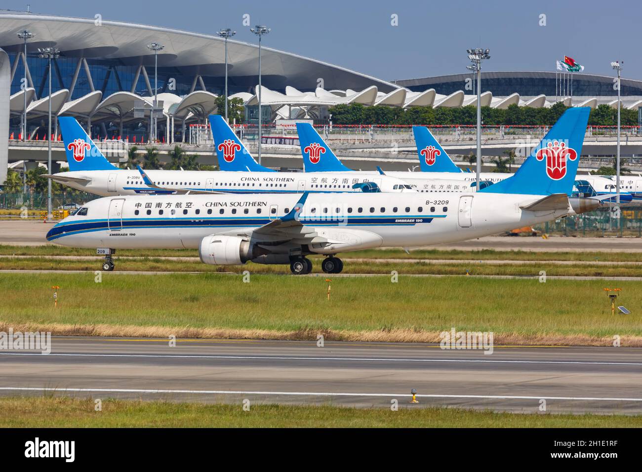 Guangzhou, Chine – 24 septembre 2019 : avion China Southern Airlines Embraer 190 à l'aéroport de Guangzhou (CAN) en Chine. Banque D'Images