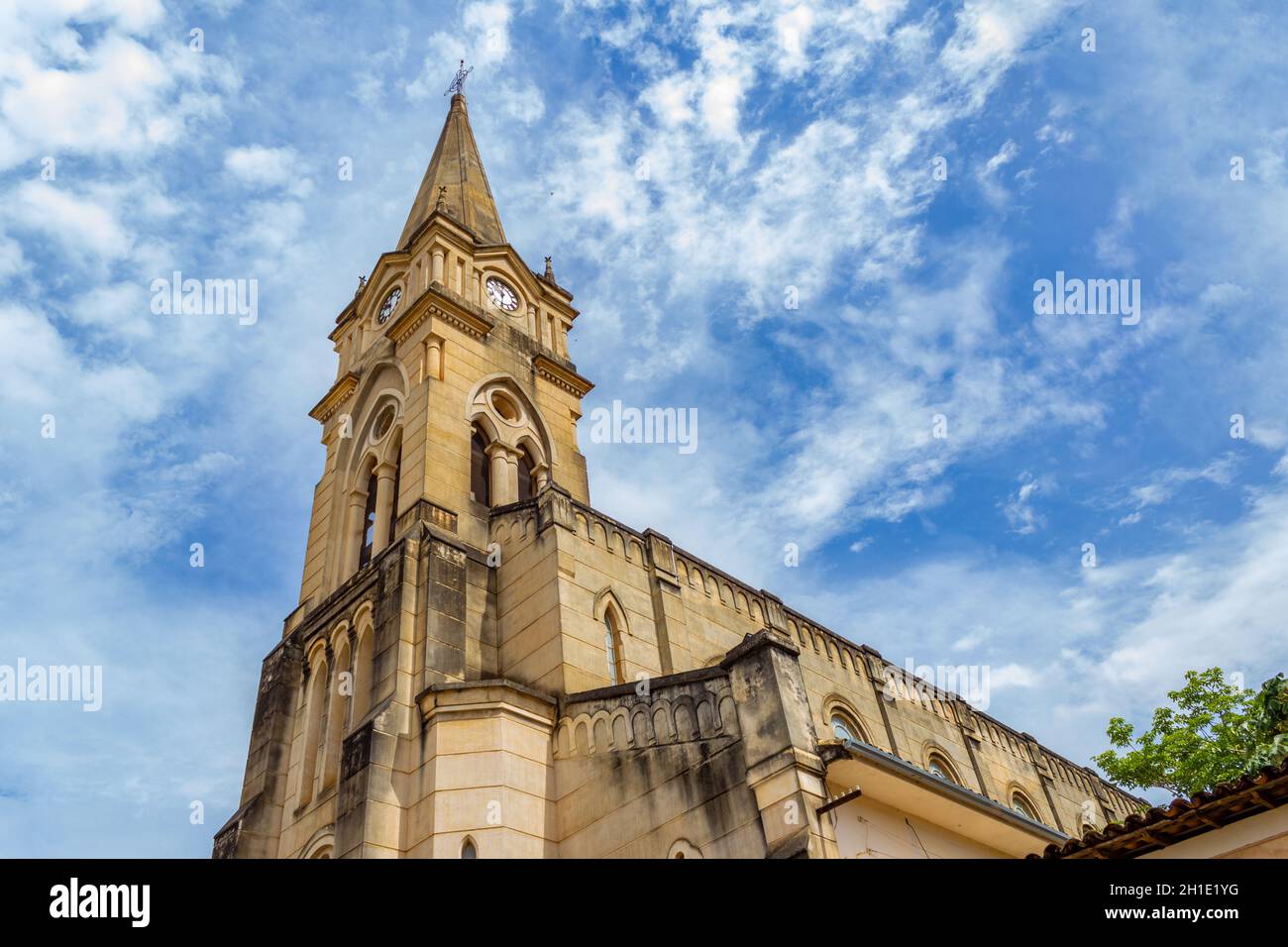 Détail de l'église notre-Dame du Rosaire avec ciel bleu et quelques nuages en arrière-plan. Banque D'Images