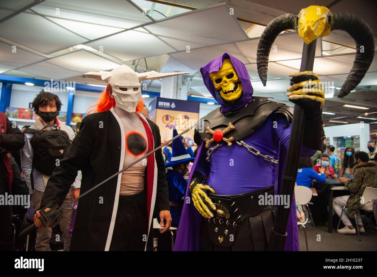 Un fan de Hee-Man pose pour une photo en utilisant un costume de Skeletor pendant le quatrième jour du SOFA (salon del Ocio y la Fantasia) 2021, une foire visant à Banque D'Images