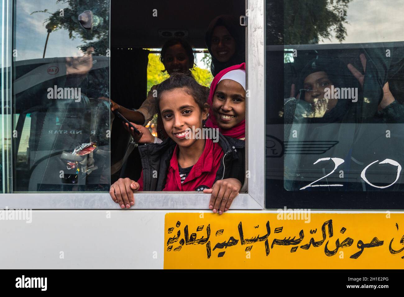 Aqaba, Jordanie - le 6 novembre 2017 : les écolières non identifiés sourire amical dans un autobus à Aqaba, Jordanie. Banque D'Images