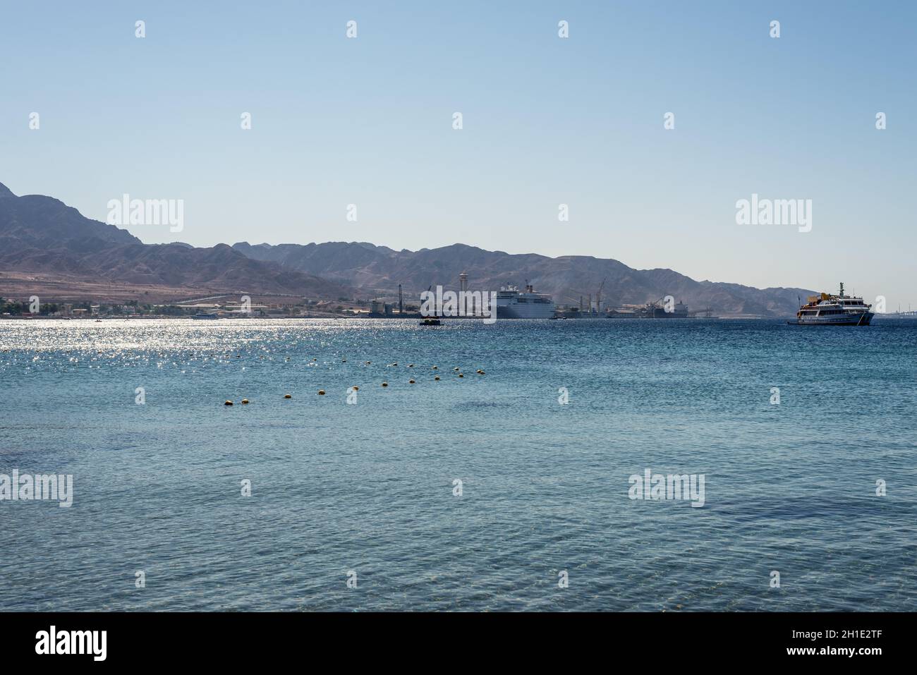 Aqaba, Jordanie - le 6 novembre 2017 : Vue de la marine cargo port d'Aqaba. L'emplacement du port qui relie l'Afrique et le Moyen-Orient. Banque D'Images