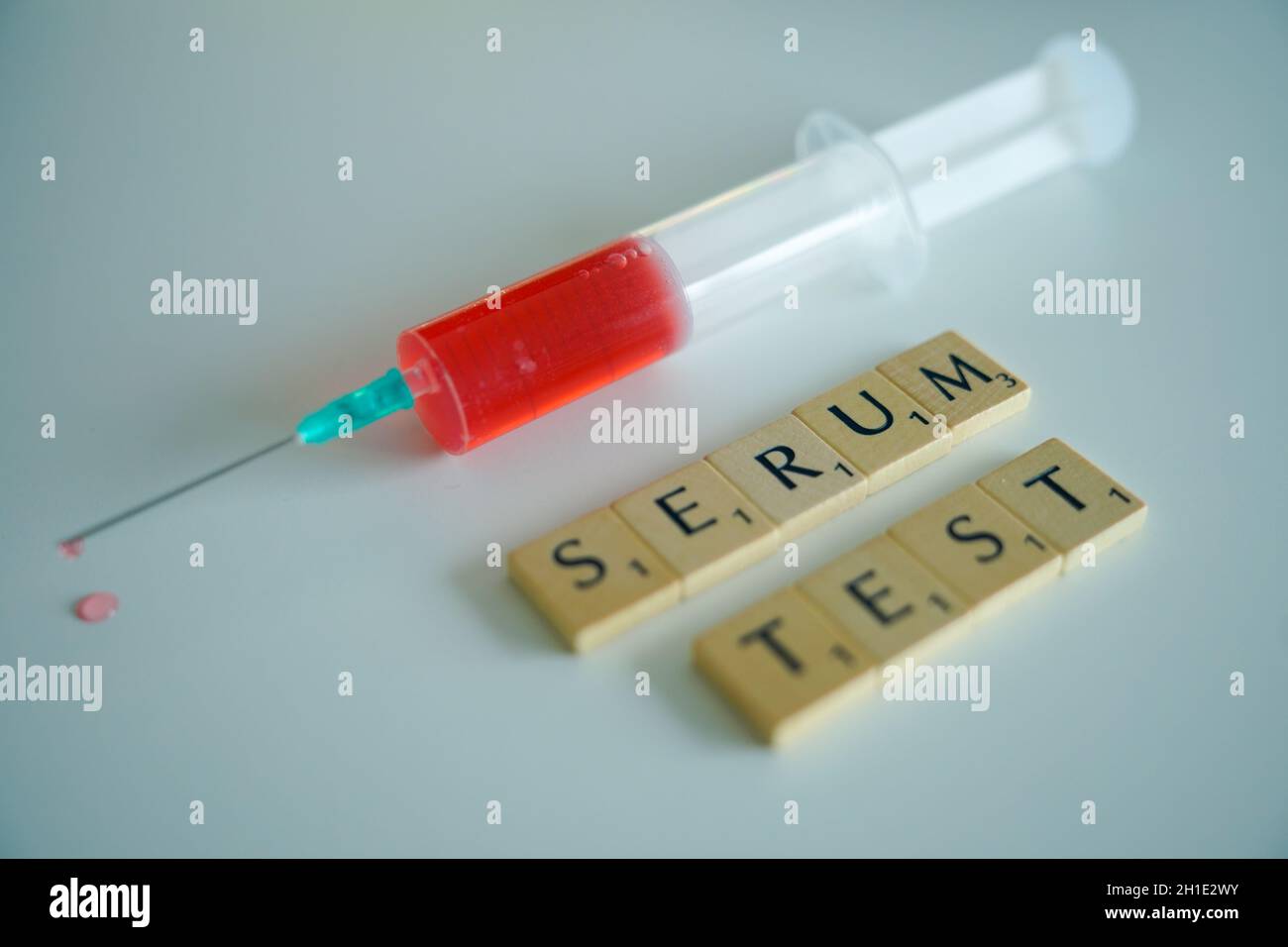 Symbolfoto, Symbolbild symbole image d'une seringue avec du sang pour un test de sérum pour défendre le virus corona et les crises Banque D'Images