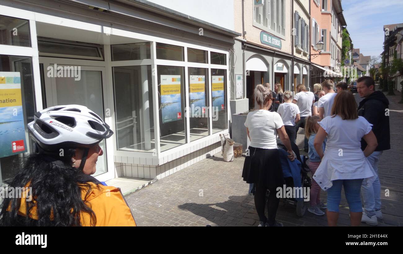 Frühling 2020 in Radolfzell am Bodensee heißt Schlange stehen für ein EIS an einer Eisdiele in der Innenstadt Themenbild Medizin - coronavirus Banque D'Images