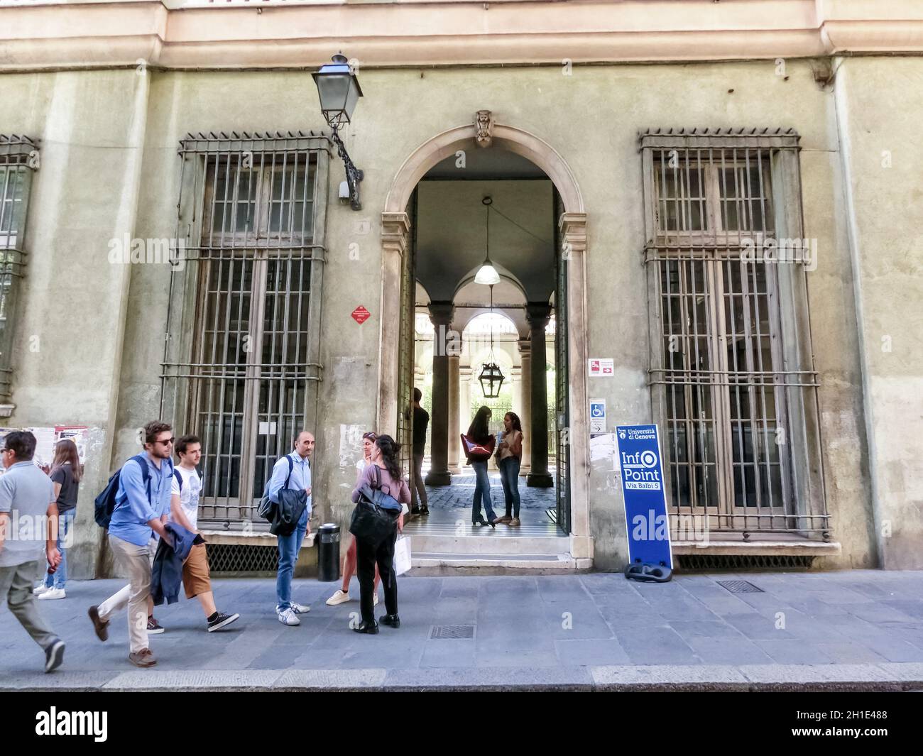 GÊNES, ITALIE - 11 septembre 2019: Les gens près de la bibliothèque de l'Université est situé sur la via Balbi, il y a toujours beaucoup d'étudiants là Banque D'Images