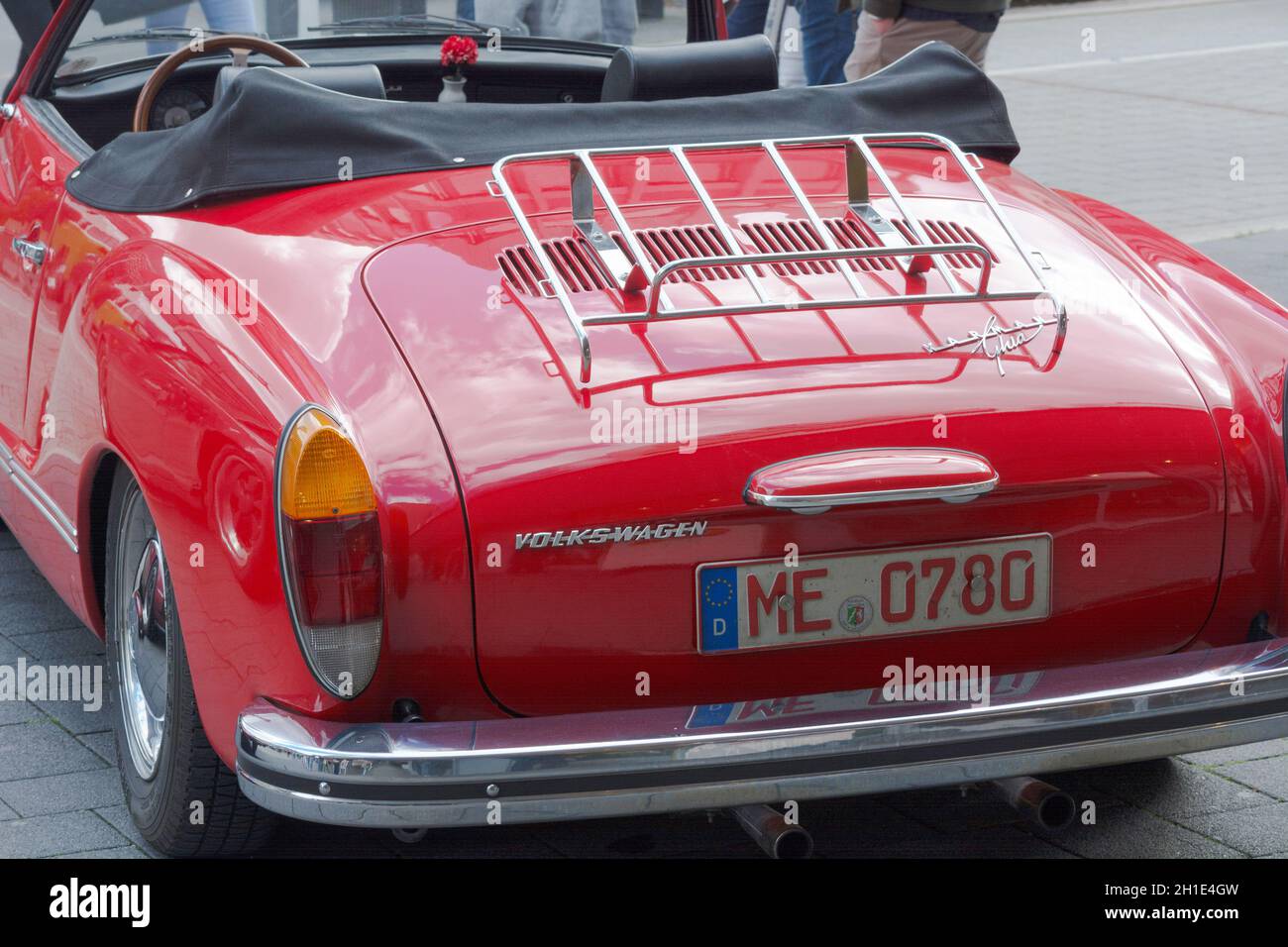 HEILIGENHAUS, NRW, ALLEMAGNE - 10 SEPTEMBRE 2017: Heiligenhaus, NRW, Allemagne - 10 septembre 2017: Vue arrière de la voiture Volkswagen Karmann Ghia d'époque en rouge Banque D'Images