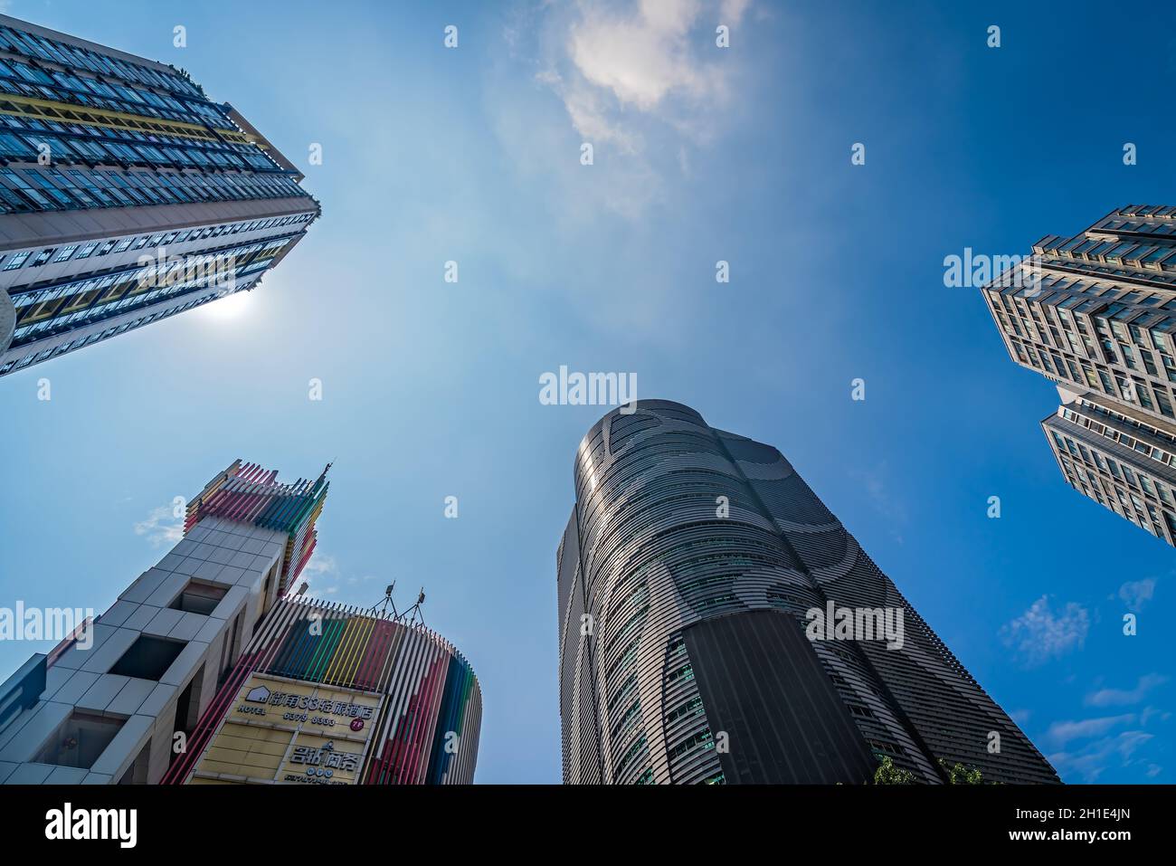 Chongqing, Chine - Août 2019 : bâtiments modernes de gratte-ciel commerciaux et d'affaires dans le quartier de Jiefangbei Banque D'Images