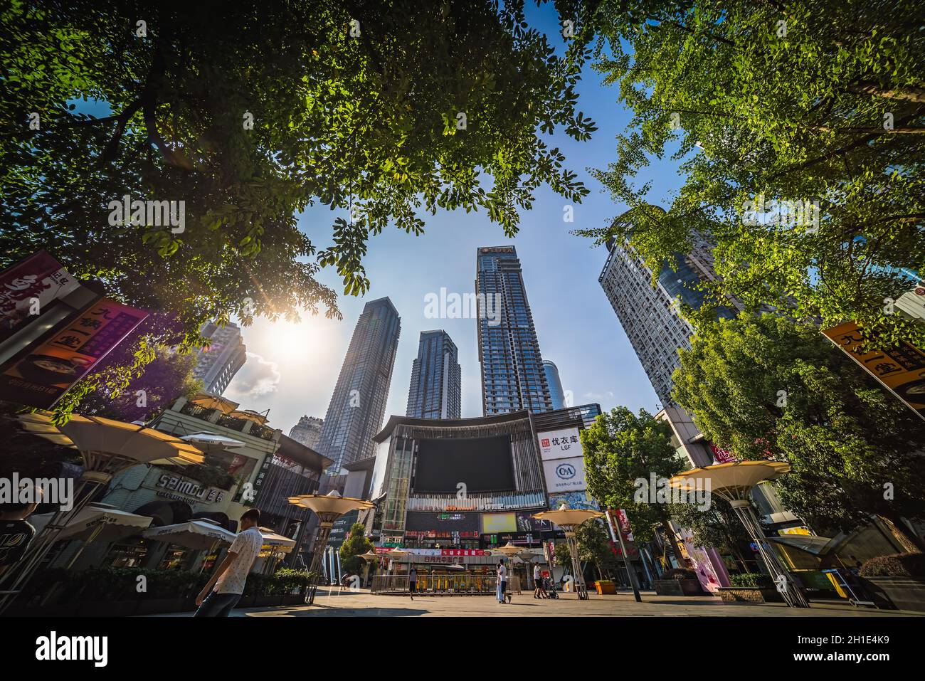 Chongqing, Chine - Août 2019 : bâtiments modernes de gratte-ciel commerciaux et d'affaires contenant un immense centre commercial à l'intérieur, le quartier de Jiefangbei Banque D'Images