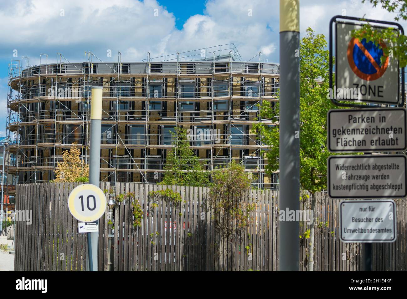 DESSAU - 05 AOÛT 2018 : Environnement, façade en verre et zone d'entrée de l'Agence fédérale de l'environnement à Dessau Banque D'Images