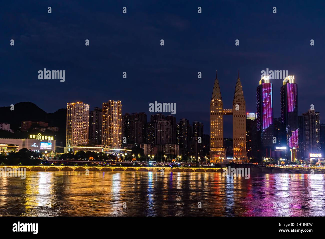 Chongqing, Chine - Août 2019 : vue nocturne de la ville de Chongqing s'illuminant sur la rivière Jialing et Yangtze avec des gratte-ciel éclairés dans le backgroun Banque D'Images