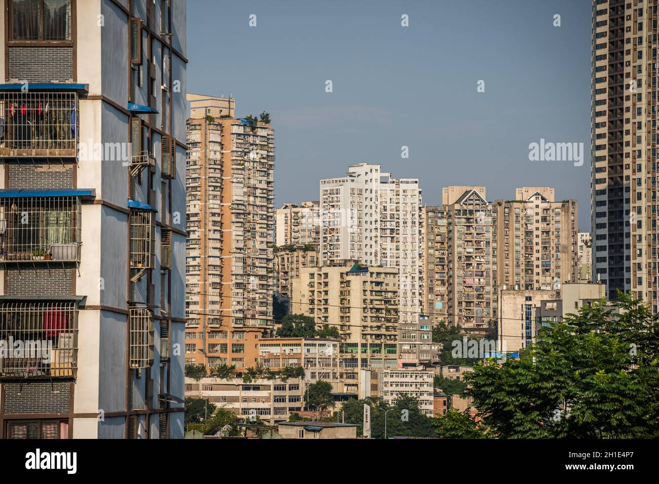 Chongqing, Chine - août 2019 : appartements et bâtiments résidentiels à flanc de colline de Highshe dans la banlieue de Chongqing Banque D'Images