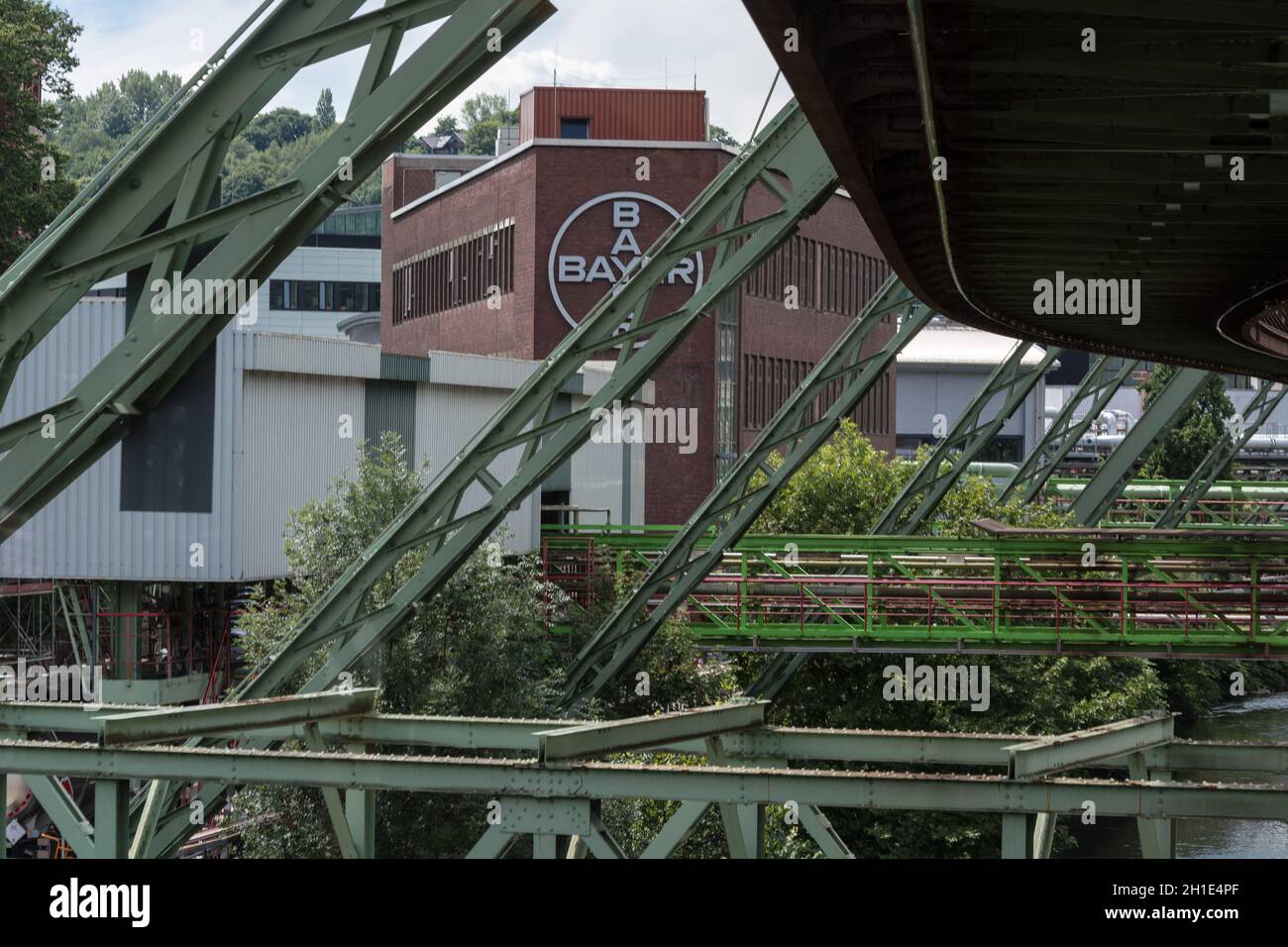 WUPPERTAL; NRW; ALLEMAGNE - JUILLET 31; 2017: Les usines Bayer AG situées à Wuppertal Elberfeld des deux côtés de la rivière Wupper développent et produisent du ph Banque D'Images