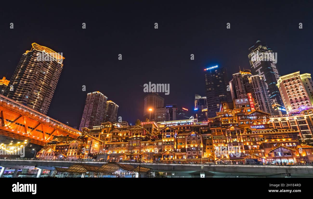 Chongqing, Chine - Août 2019 : Paysage nocturne de la magnifique ville antique d'Hongyadong, éclairée aux couleurs vives Banque D'Images