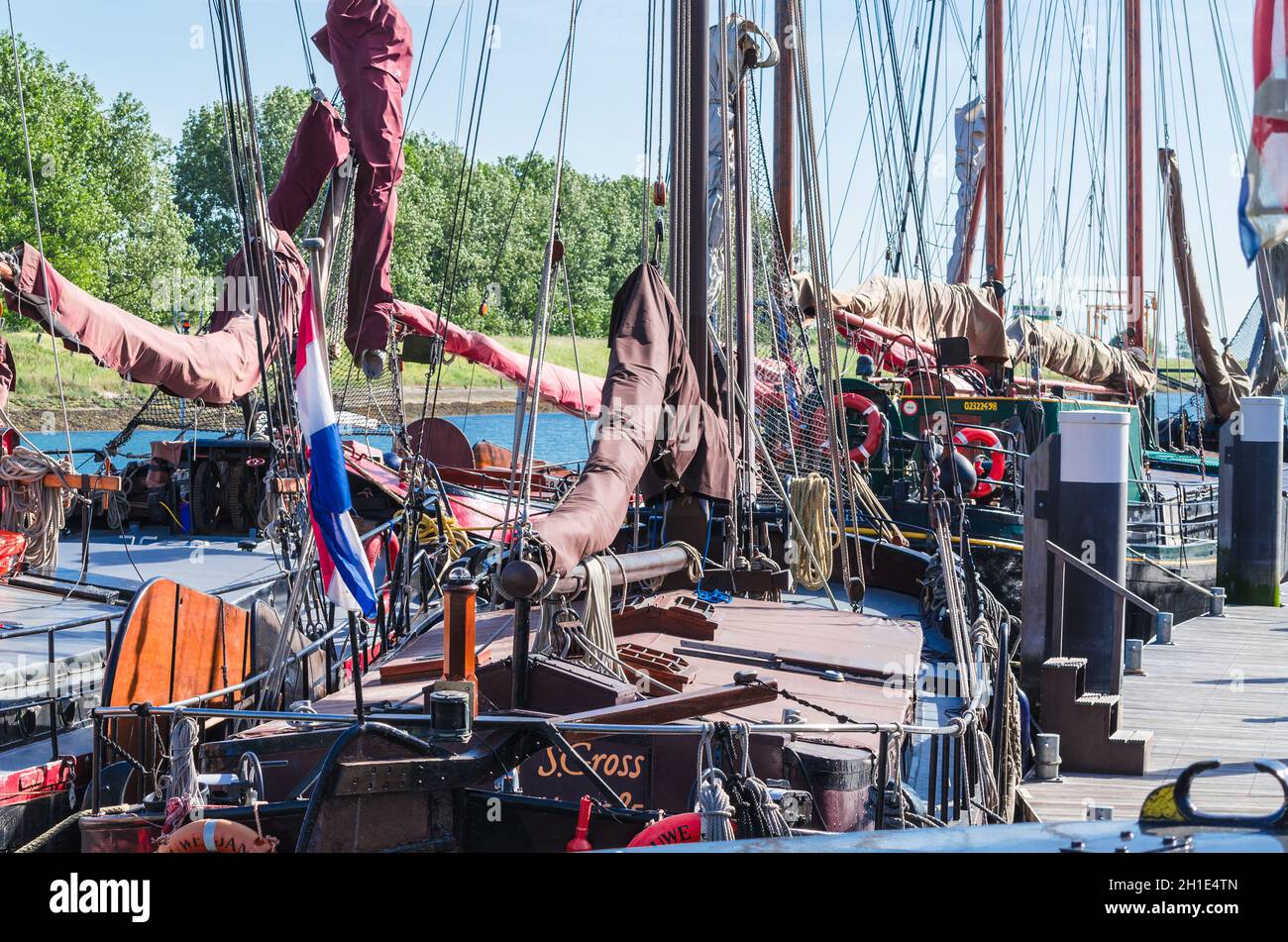 ZIERIKZEE, ZÉLANDE, PAYS-BAS - 15 JUIN 2015: Zierikzee, Zélande, pays-Bas - 15 juin 2015: Pays-Bas, Hollande vieux port dans le centre de Th Banque D'Images