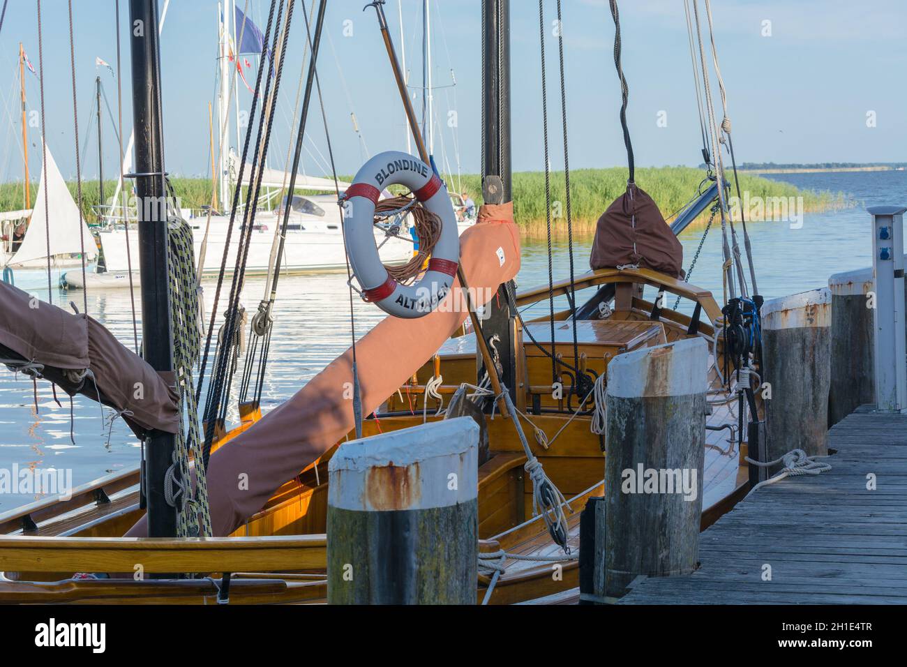 AHRENSHOOP SUR LE DARS - 29 JUILLET 2018: Ahrenshoop sur le Dars - 29 juillet 2018: Zeesenboot nommé Blondine dans le port d'Ahrenshoop sur le S Baltique Banque D'Images