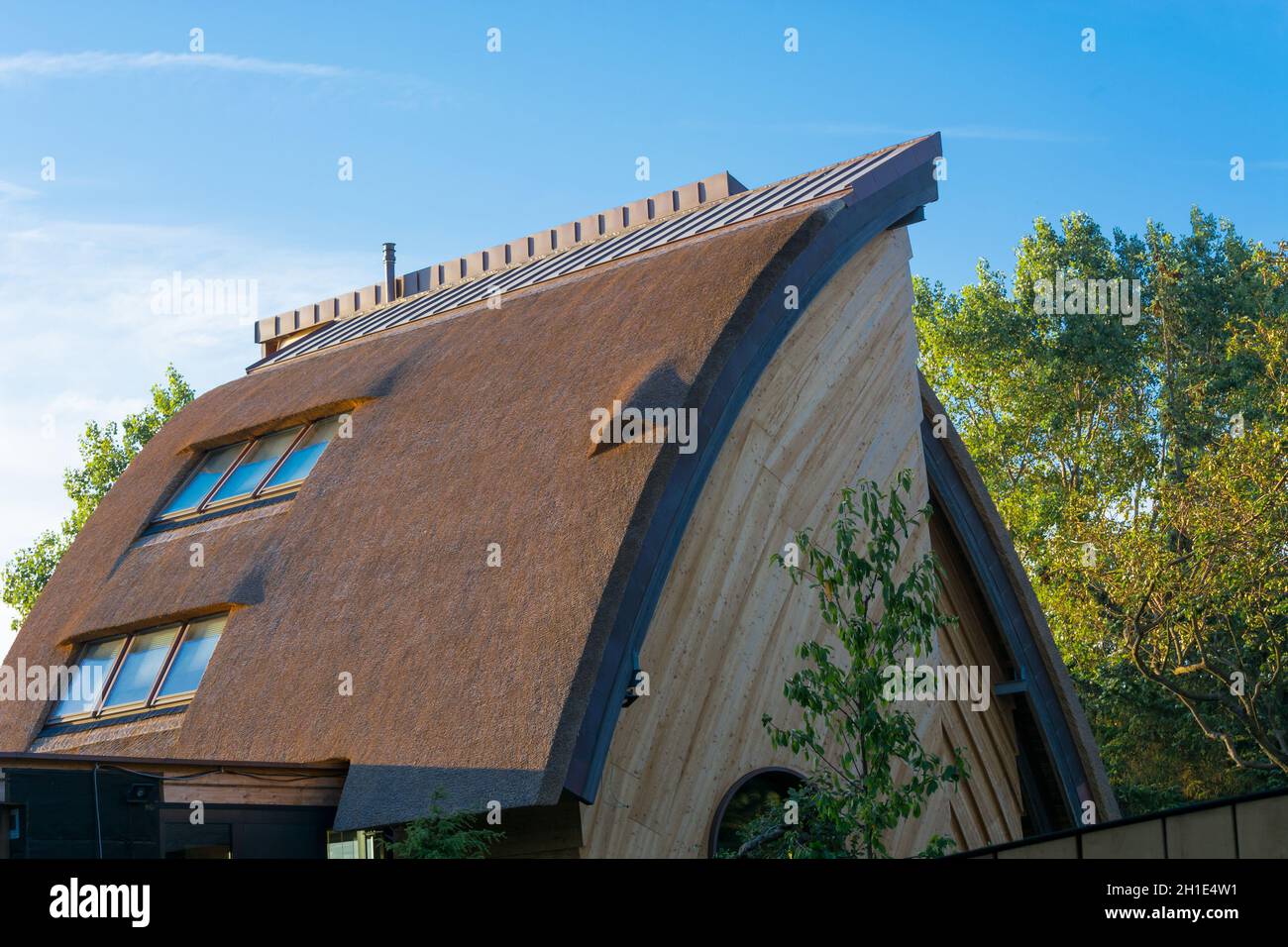 AHRENSHOOP SUR LE DARS - 29 JUILLET 2018: Ahrenshoop sur le Dars - 29 juillet 2018: Architecture moderne sur le Fischland-Darß à Ahrenshoop.Fait de traditio Banque D'Images