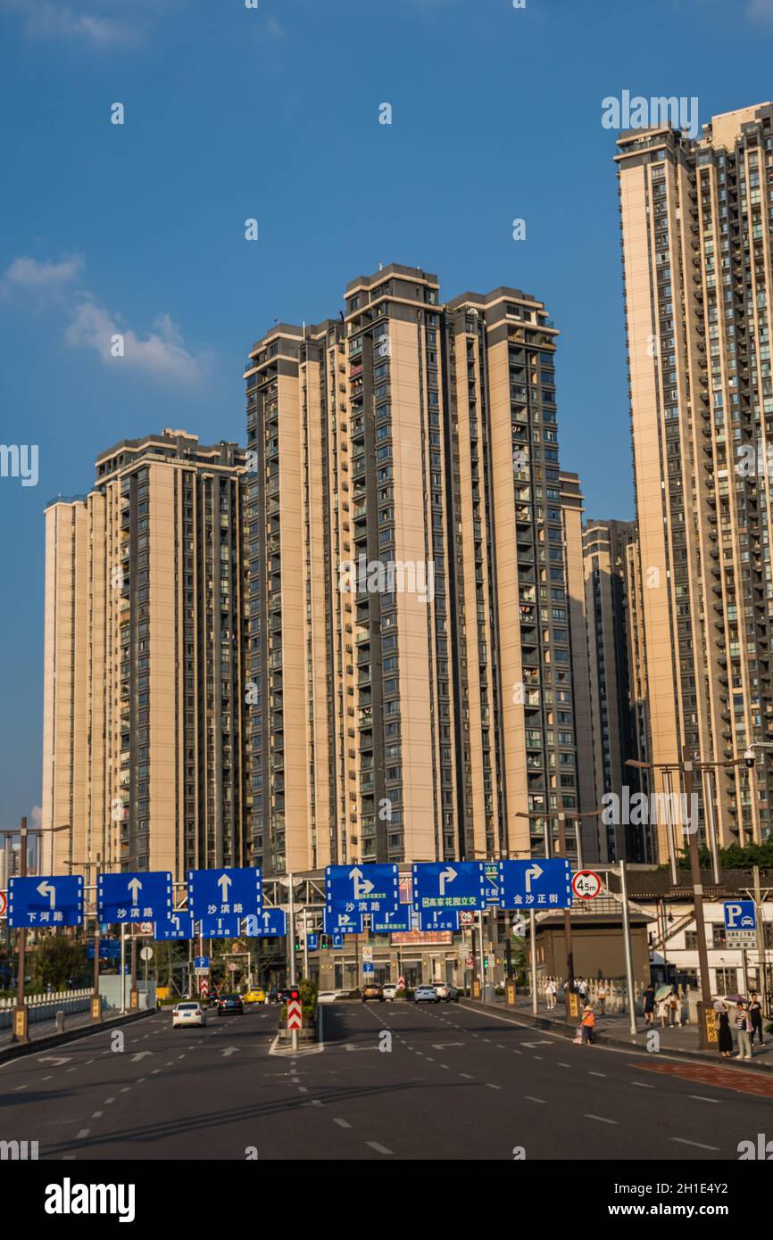 Chongqing, Chine - août 2019 : appartements et bâtiments résidentiels à flanc de colline de Highshe dans la banlieue de Chongqing Banque D'Images
