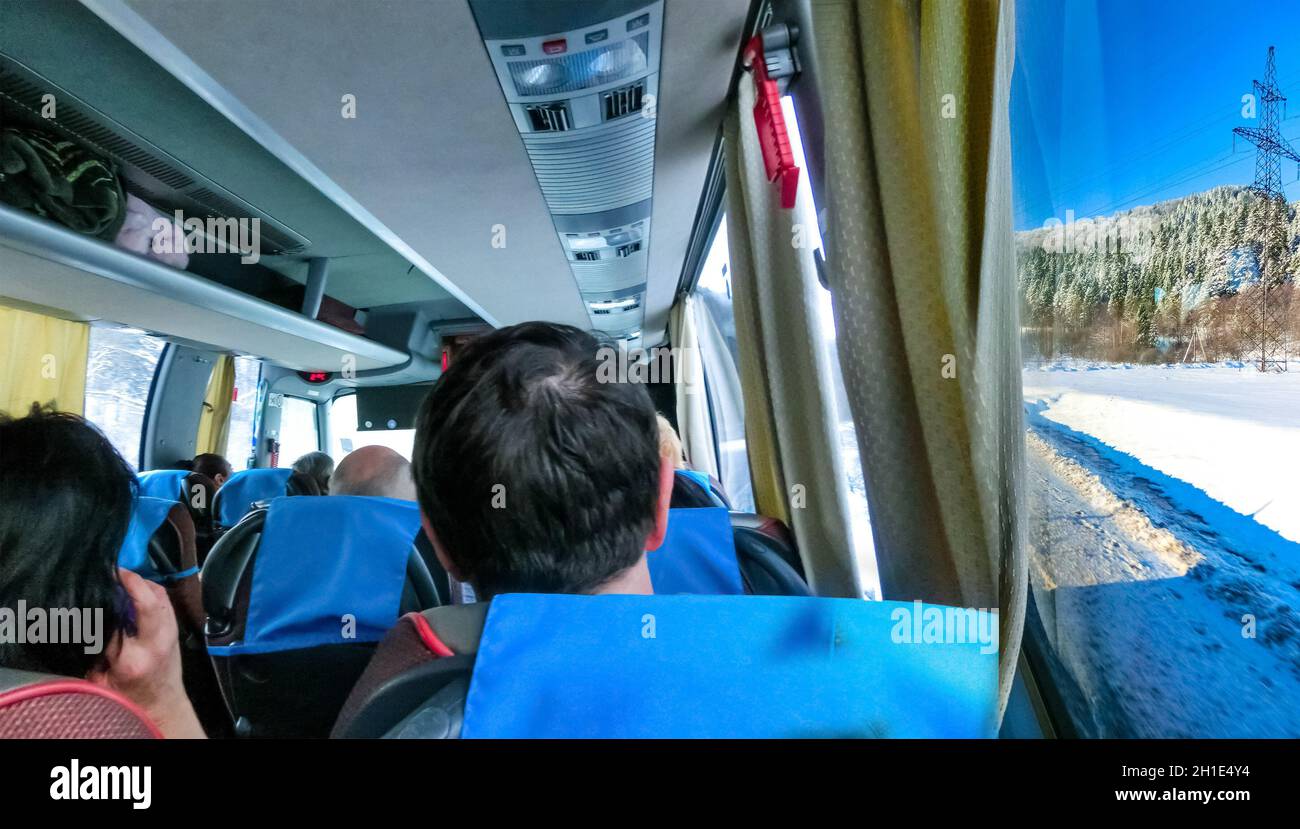 Groupe de touristes assis dans le bus et regardant à travers les fenêtres de bus à la forêt en République tchèque Banque D'Images