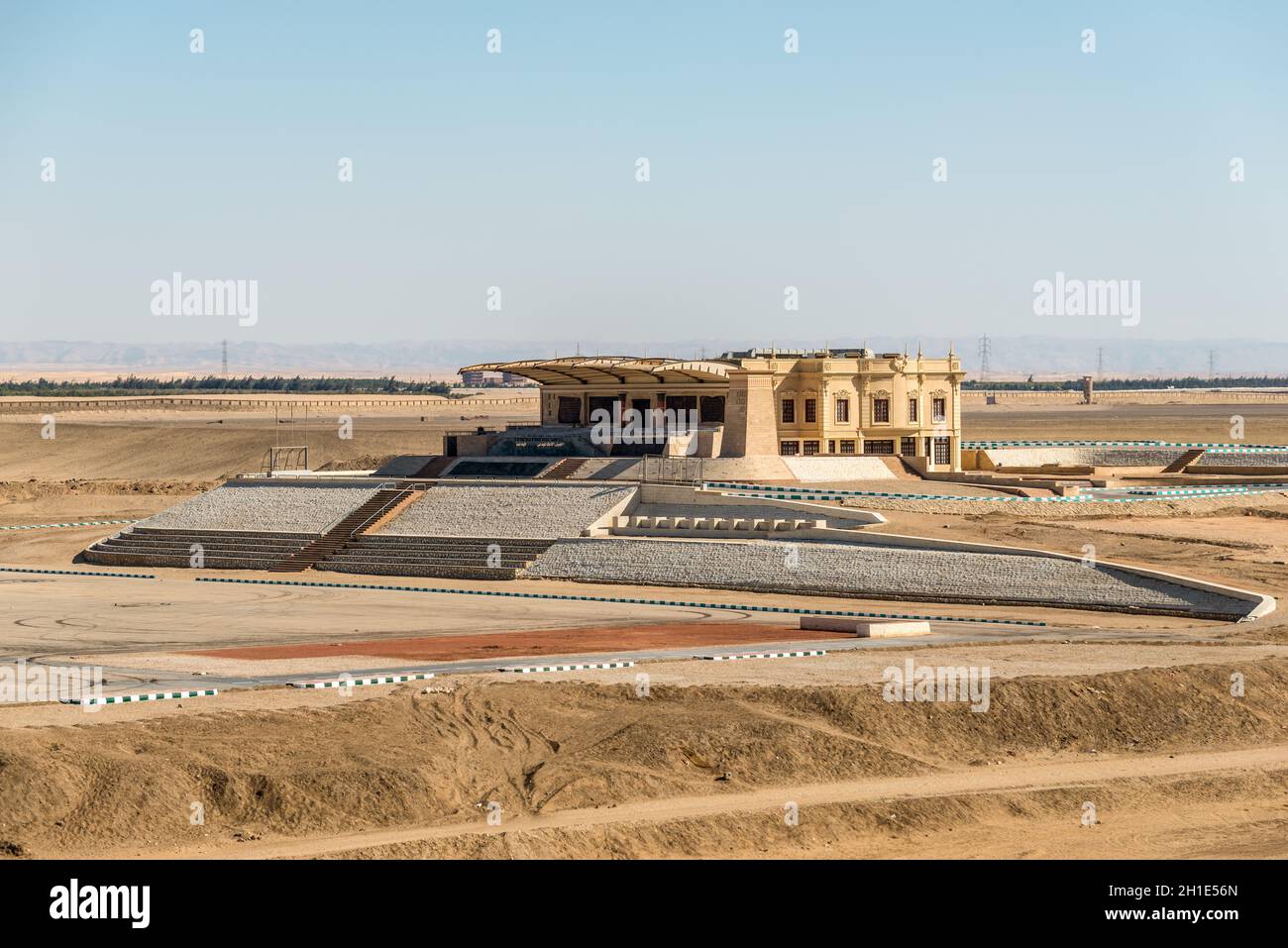 Suez, Egypte - Novembre 5, 2017 : Beau bâtiment avec ajouré sur la rive du canal de Suez près de Suez, Egypte, l'Afrique, à l'extrémité sud de la Su Banque D'Images
