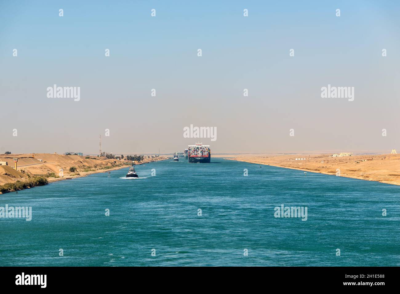 Suez, Egypte - Novembre 5, 2017 : grand angle de vue. des navires (navires) passant près du Canal de Suez, Suez, l'Egypte, l'Afrique. Remorqueur accompagne shi Banque D'Images