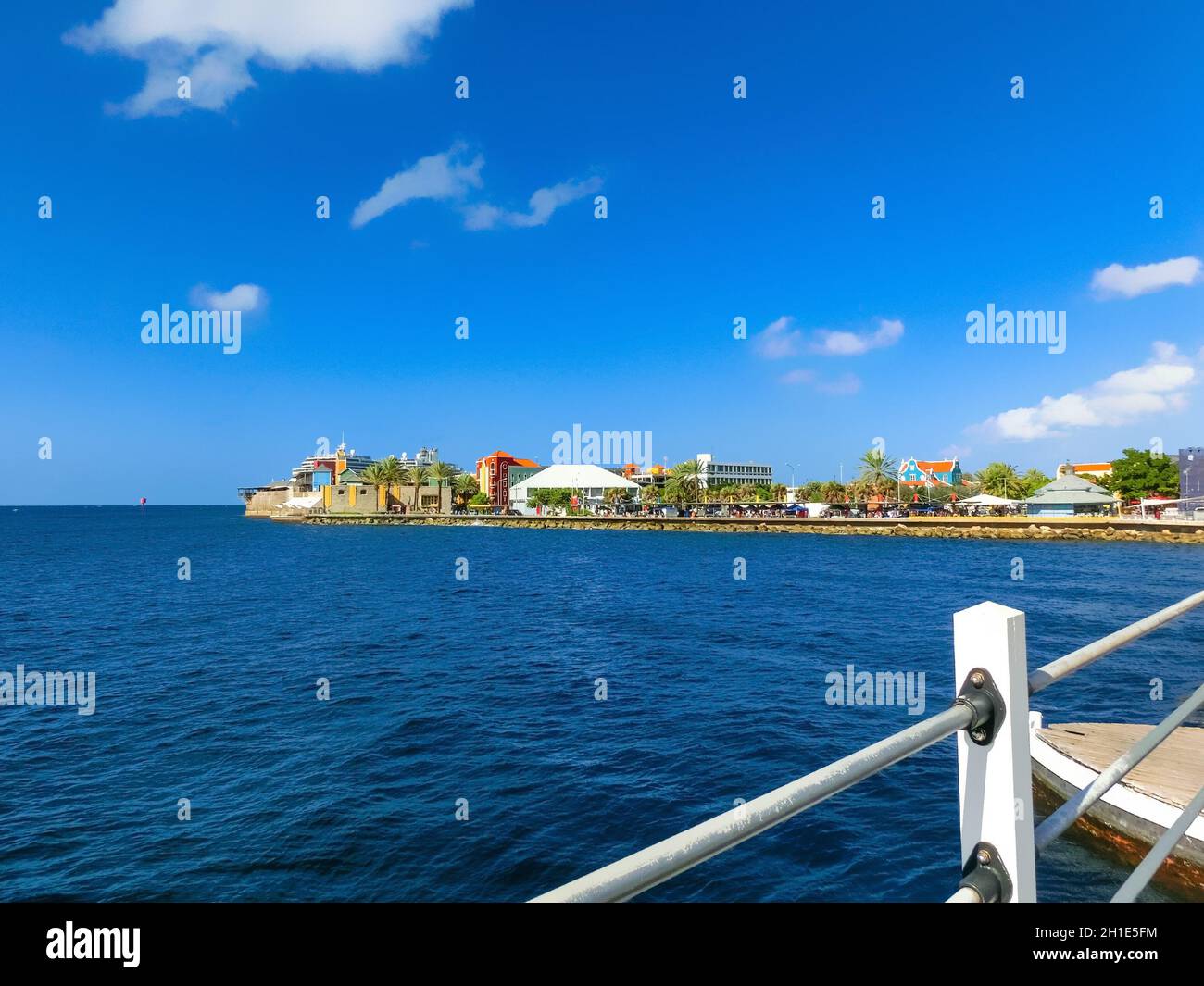 L'océan et le fort de Rif à Willemstad, Curaçao, Caraïbes Banque D'Images