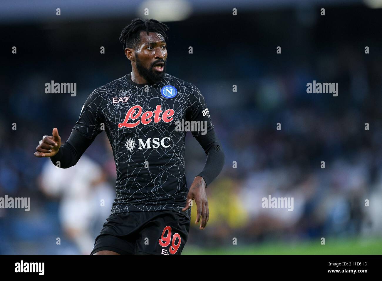 Andre Frank Zambo Anguissa De Ssc Napoli Pendant La Serie Un Match Entre Naples Et Turin Au Stadio Diego Armando Maradona Naples Italie Le 17 Octo Photo Stock Alamy