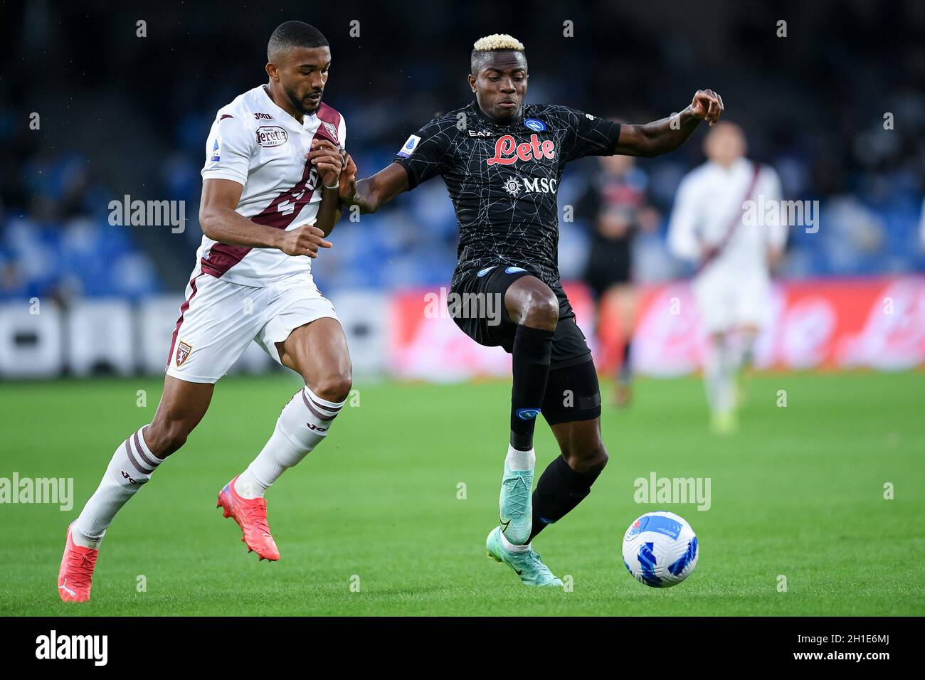 Victor Osimhen de SSC Napoli et Bremer du FC Torino concourent pour le ballon lors de la série Un match entre Naples et Turin au Stadio Diego Armando M. Banque D'Images