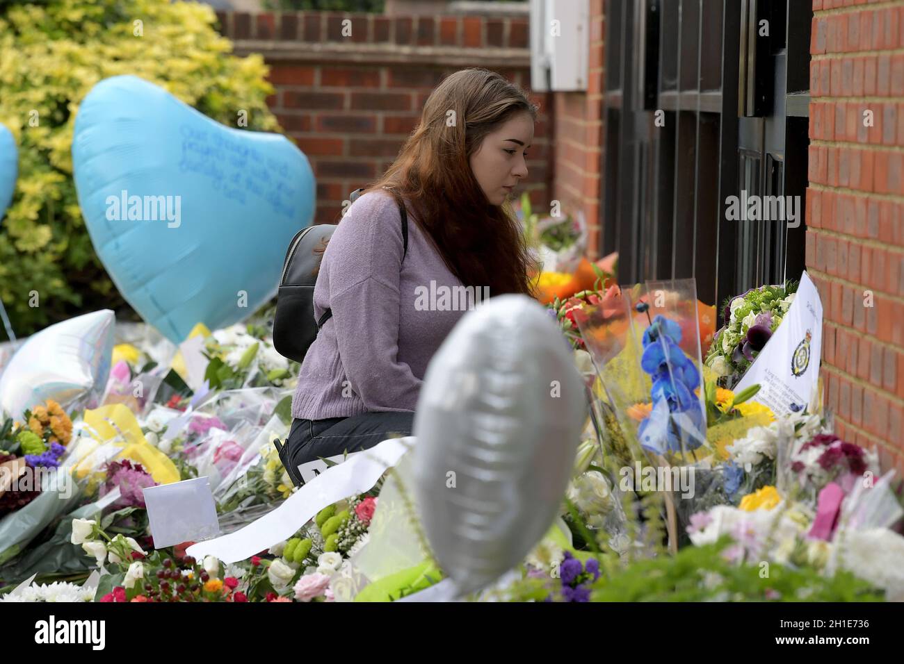 Leigh on Sea Essex, Royaume-Uni.18 octobre 2021.Hommages floraux laissés à l'église méthodiste de Belfoires à Leigh on Sea Essex la scène du meurtre du député Sir David Amiss le vendredi 15 octobre 2021.Crédit : MARTIN DALTON/Alay Live News Banque D'Images