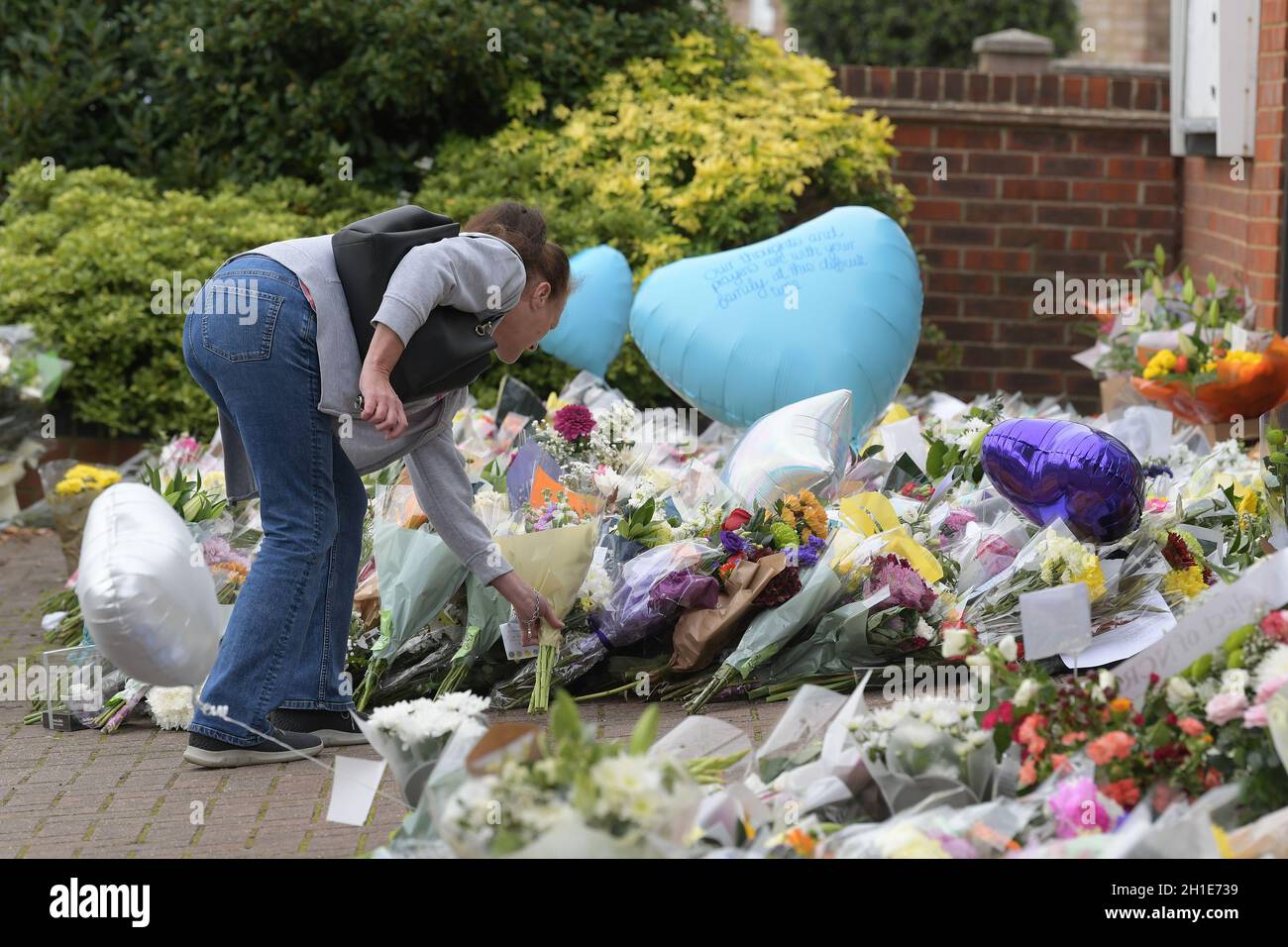 Leigh on Sea Essex, Royaume-Uni.18 octobre 2021.Hommages floraux laissés à l'église méthodiste de Belfoires à Leigh on Sea Essex la scène du meurtre du député Sir David Amiss le vendredi 15 octobre 2021.Crédit : MARTIN DALTON/Alay Live News Banque D'Images