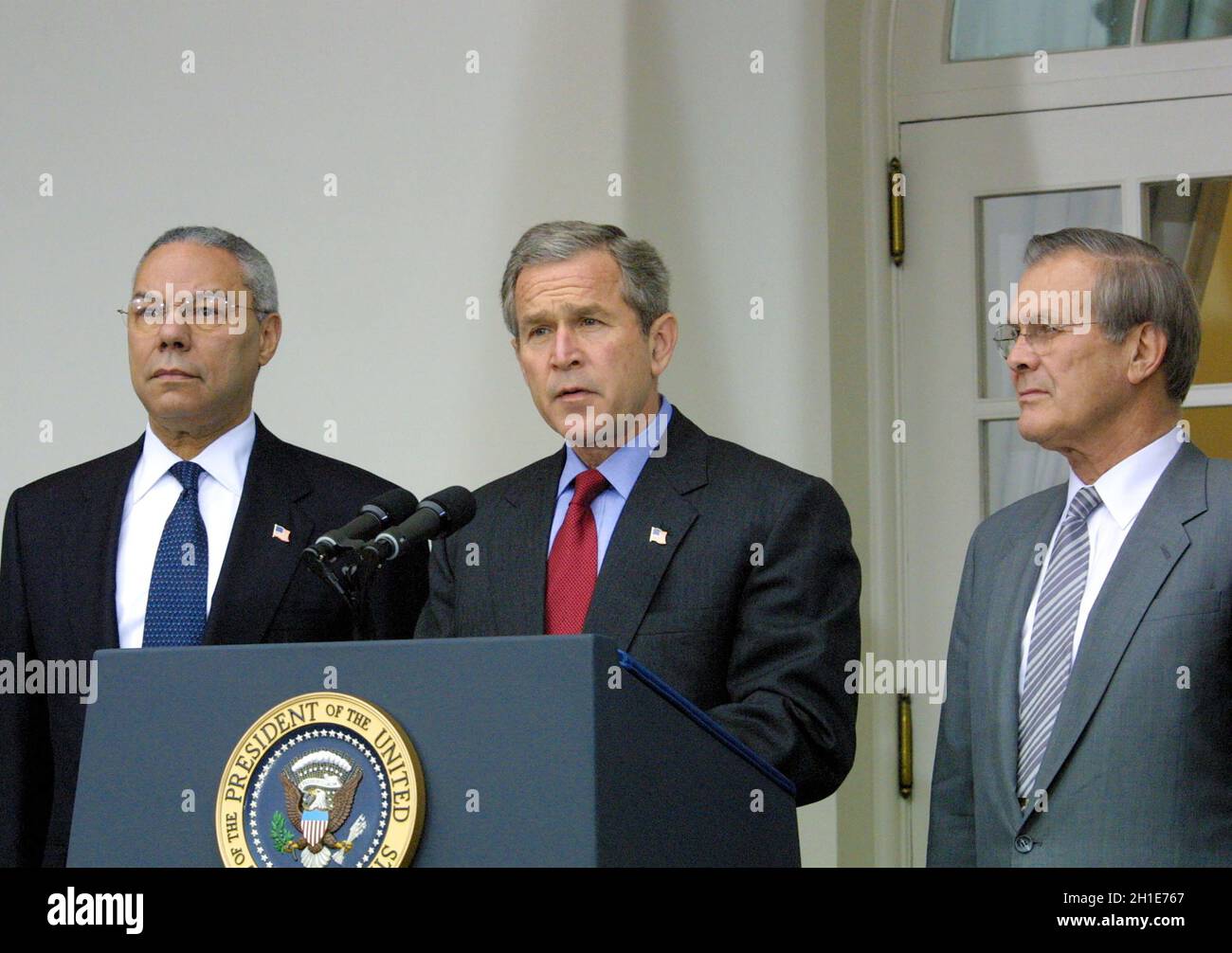 Le président des États-Unis George W. Bush annonce son intention de retirer les États-Unis du Traité ABM de 1972 avec la Fédération de Russie dans le jardin des roses de la Maison Blanche à Washington, DC, le 13 décembre 2001. Il l'a appelé une « relique de la Guerre froide ». De gauche à droite : le secrétaire D'État AMÉRICAIN Colin Powell, le président Bush et le secrétaire à la Défense américain Donald Rumsfeld. Crédit : Ron Sachs / CNP / Sipa USA Banque D'Images