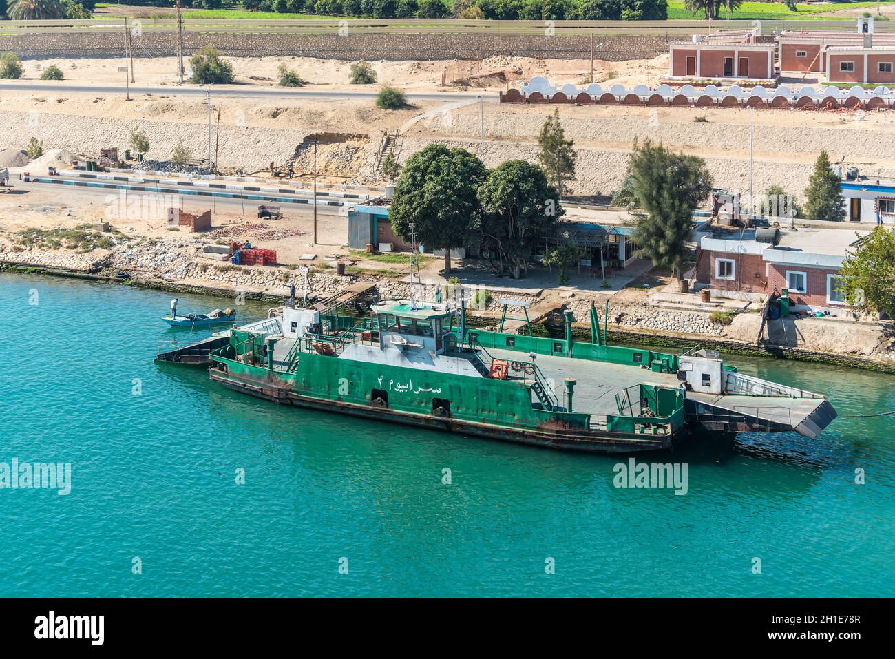 Ismailia, Egypte - Novembre 5, 2017 : Sarabum ferry-boat amarré à la rive sur le Canal de Suez près d'Ismaïlia, Egypte. Banque D'Images