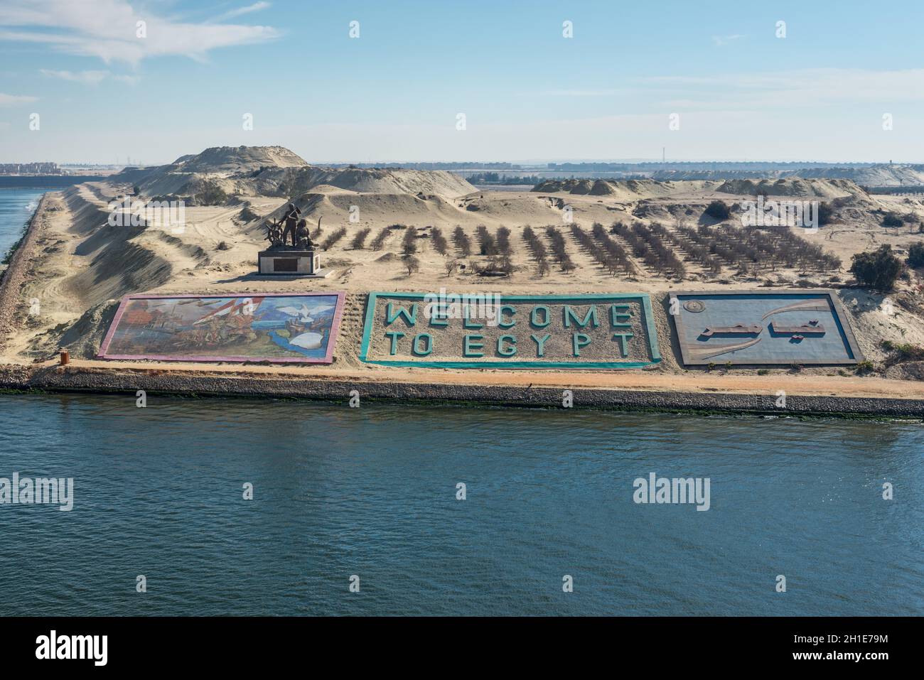 Ismailia, Egypte - Novembre 5, 2017 : l'Autorité du canal de Suez et monument gigantesque des lettres pour dire 'Bienvenue à l'Egypte", en français et en arabe sur un côté de th Banque D'Images