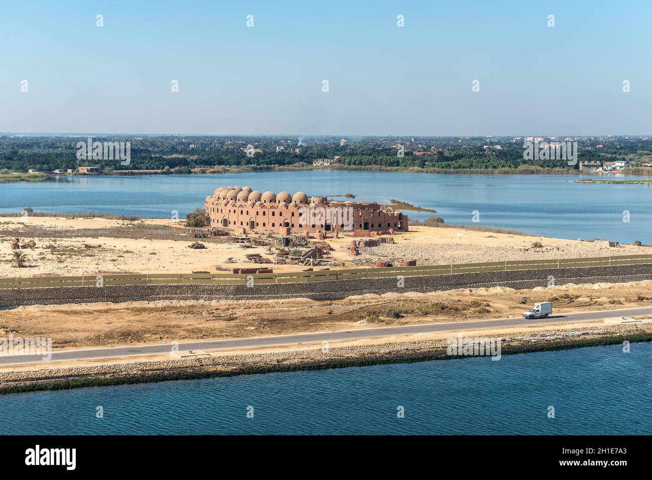 Serapeum, Egypte - Novembre 5, 2017 : hôtel inachevé sur le Canal de Suez près de Serapeum, Al Qantarah Sharq, Égypte. Banque D'Images