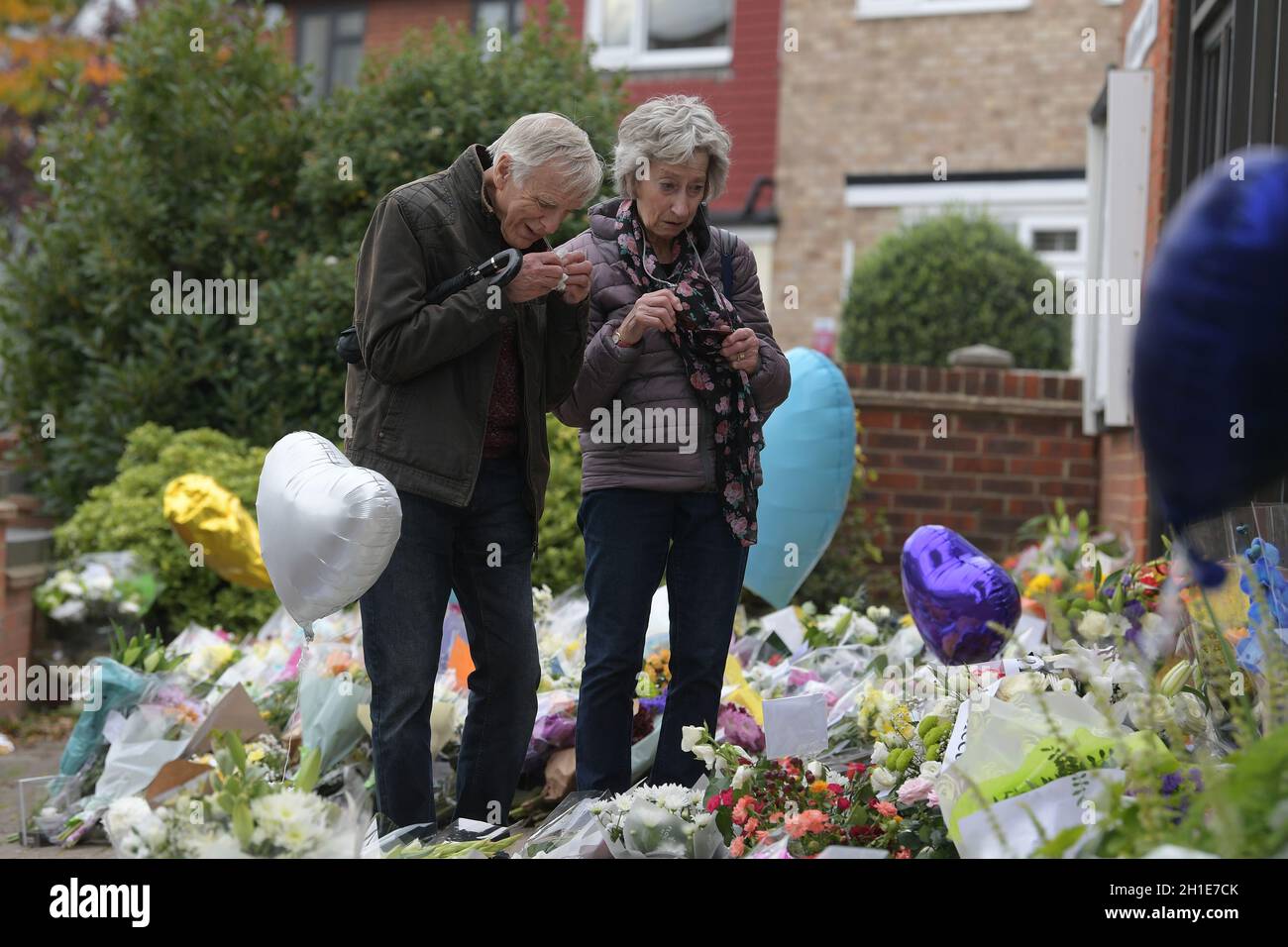 Leigh on Sea Essex, Royaume-Uni.18 octobre 2021.Hommages floraux laissés à l'église méthodiste de Belfoires à Leigh on Sea Essex la scène du meurtre du député Sir David Amiss le vendredi 15 octobre 2021.Crédit : MARTIN DALTON/Alay Live News Banque D'Images