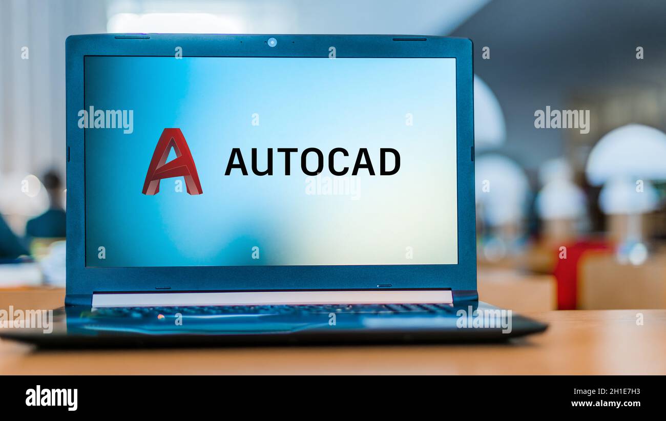 POZNAN, POL - APR 24, 2020: Ordinateur portable affichant le logo d'AutoCAD, une application commerciale de conception assistée par ordinateur (CAO) et de dessin, de Banque D'Images