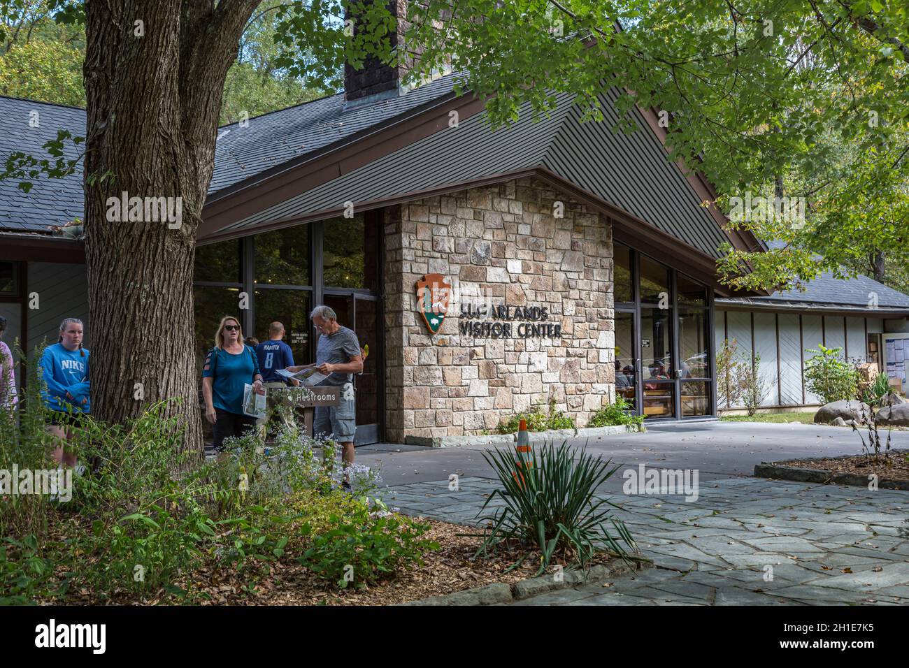 Les clients peuvent se garer à l'extérieur du centre d'accueil de Sugarlands, dans le parc national des Great Smoky Mountains, près de Gatlinburg, Tennessee Banque D'Images
