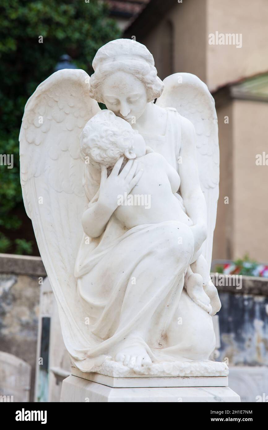 FLORENCE, ITALIE - Avril 2018 : Le bel art de la tombe sur le cimetière de la Porte Sainte un cimetière monumental situé au sein de la ba Banque D'Images