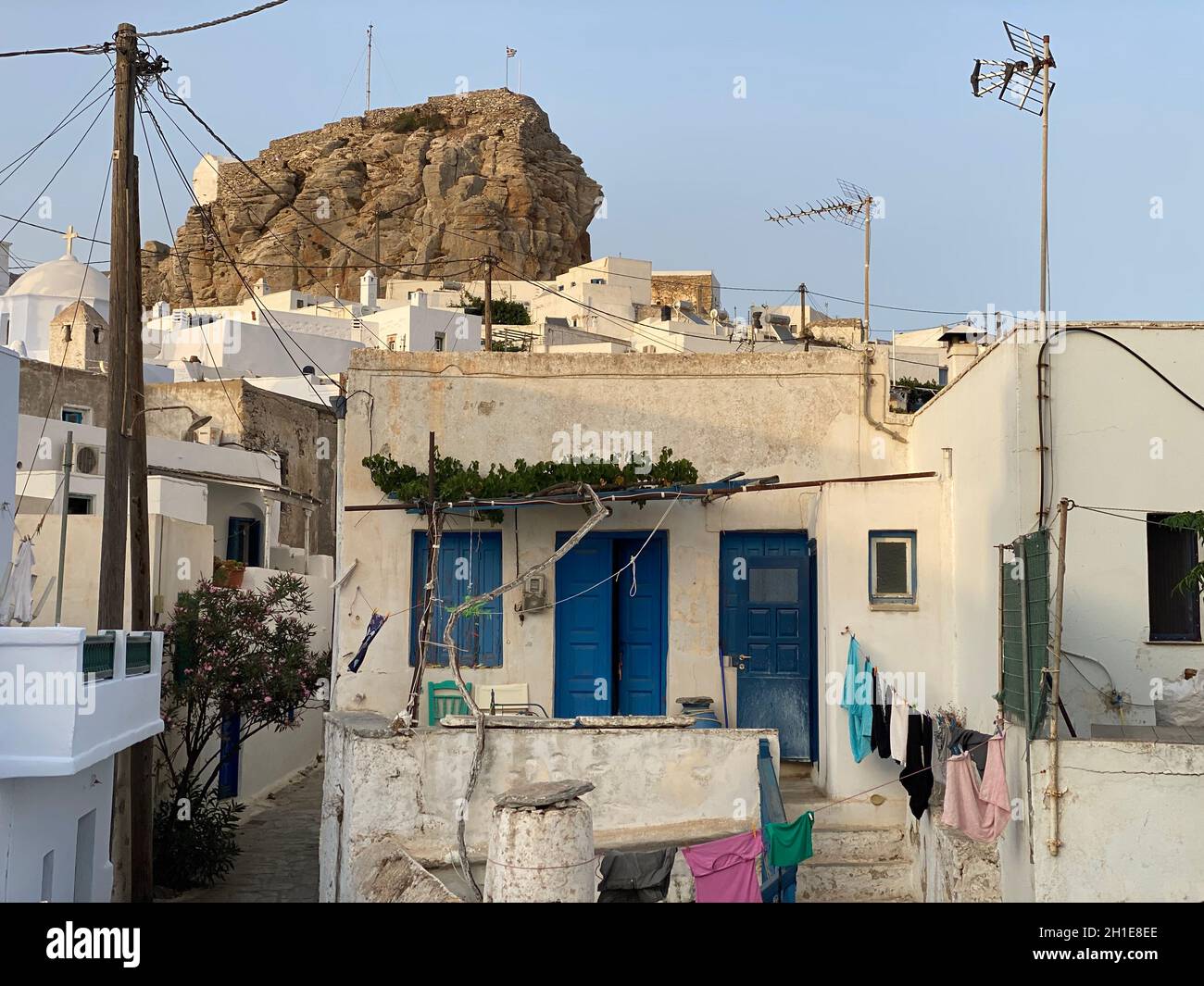 Rue piétonne du village grec Chora construit autour d'un grand rocher sur l'île d'Amorgos, mer Egée, Cyclades, Grèce Banque D'Images